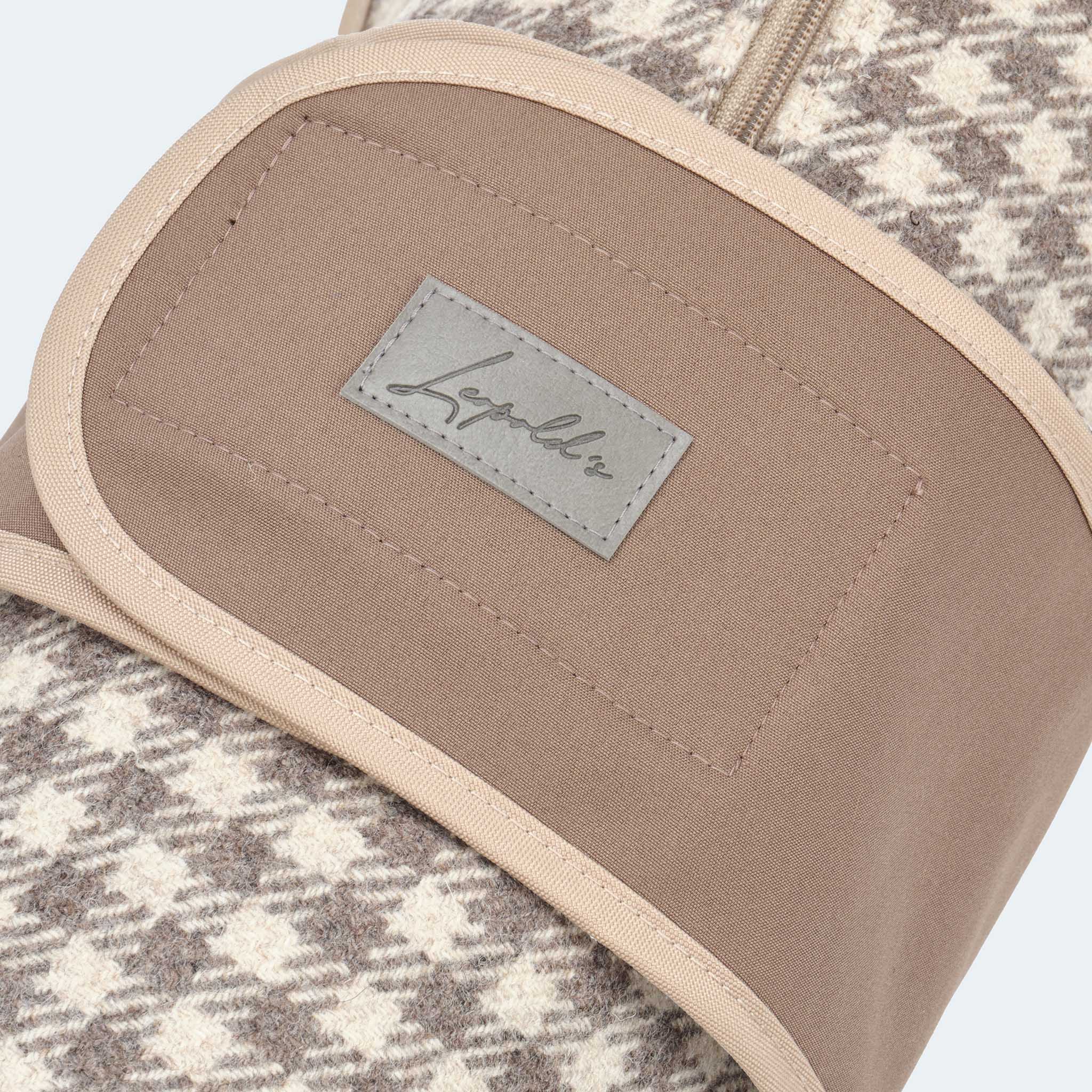 Leopold's Finest | Wollmantel für Dackel und kleine Hunde im beigen Vichykaro-Muster mit Curly-Innenfutter und Softshell-Brustlatz. Detailansicht Brustlatz