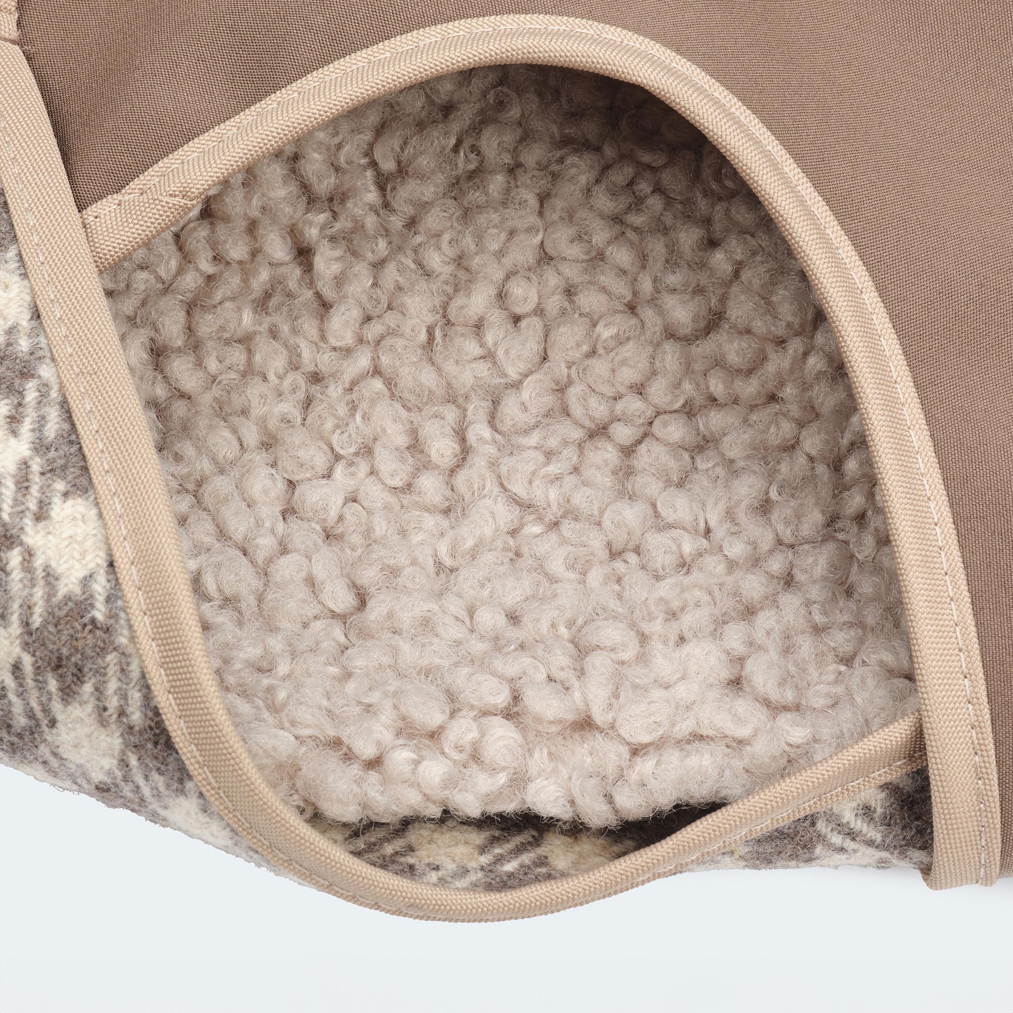Leopold's Finest | Wollmantel für Dackel und kleine Hunde im beigen Vichykaro-Muster mit Curly-Innenfutter und Softshell-Brustlatz. Detailansicht Innenfutter