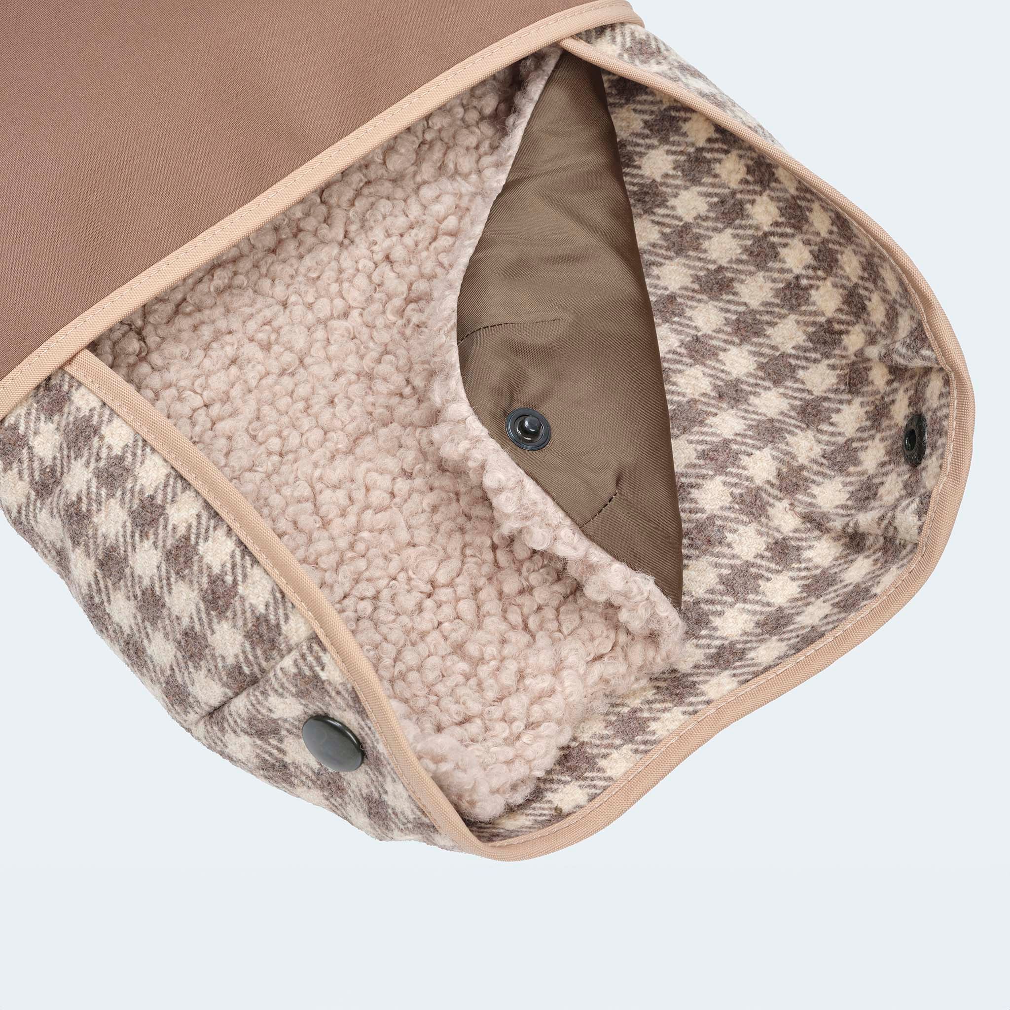 Leopold's Finest | Wollmantel für Dackel und kleine Hunde im beigen Vichykaro-Muster mit Curly-Innenfutter und Softshell-Brustlatz. Detailansicht von unten.