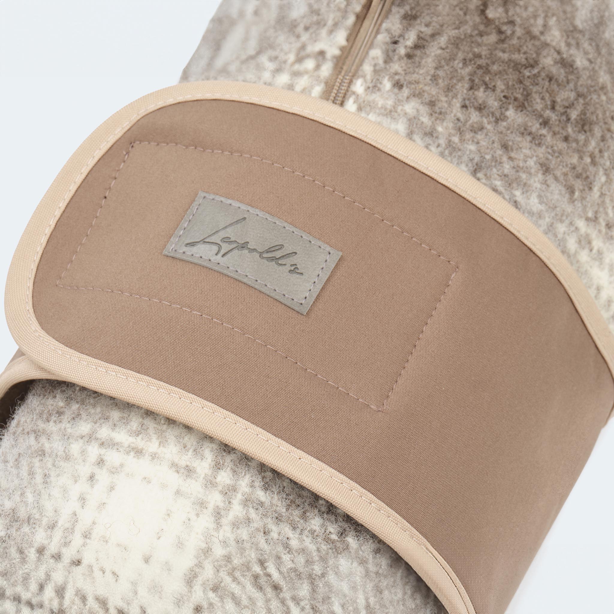 Leopold's Finest | Ungefütterter Lodenmantel in braunem Karo Muster mit braunem austauschbarem Ersatz Softshell Brustlatz für Dackel und kleine Hunde Detailansicht Brustlatz
