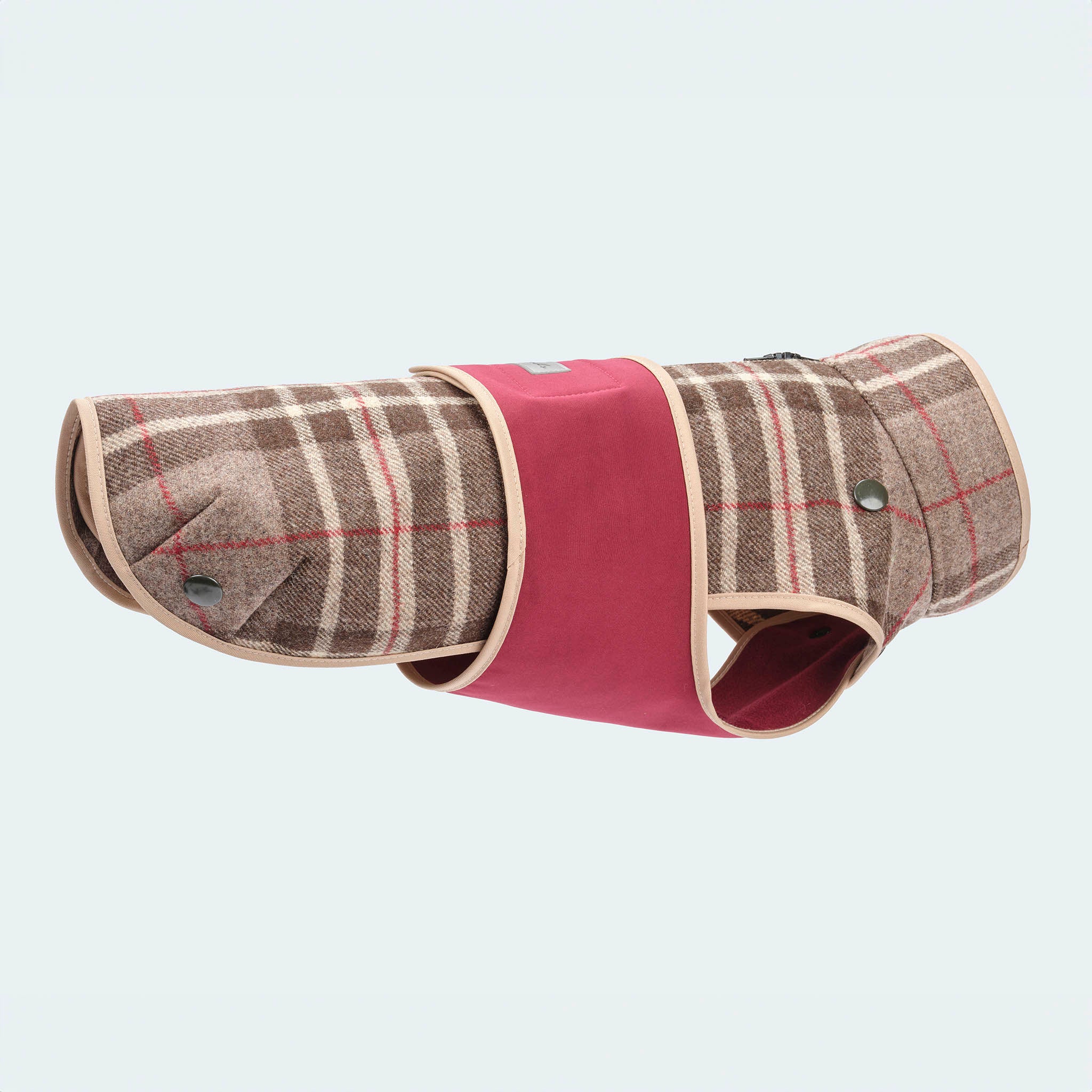 Leopold's Finest | Hundemantel aus Wolle mit Curly-Futter und Softshell-Brustlatz im braunen Glencheck-Muster für Dackel und kleine Hunde. Seitenansicht.