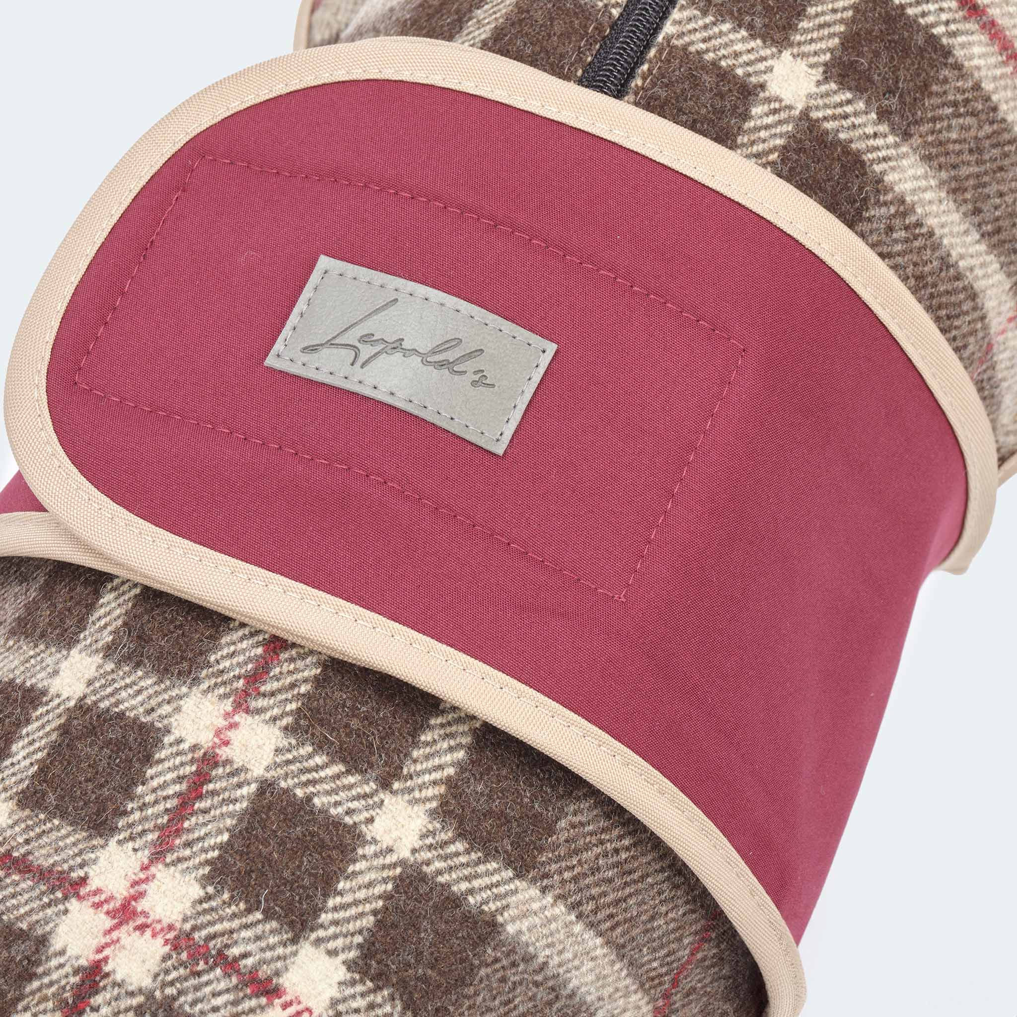 Leopold's Finest | Hundemantel aus Wolle mit Curly-Futter und Softshell-Brustlatz im braunen Glencheck-Muster für Dackel und kleine Hunde. Detailansicht Brustlatz von oben.