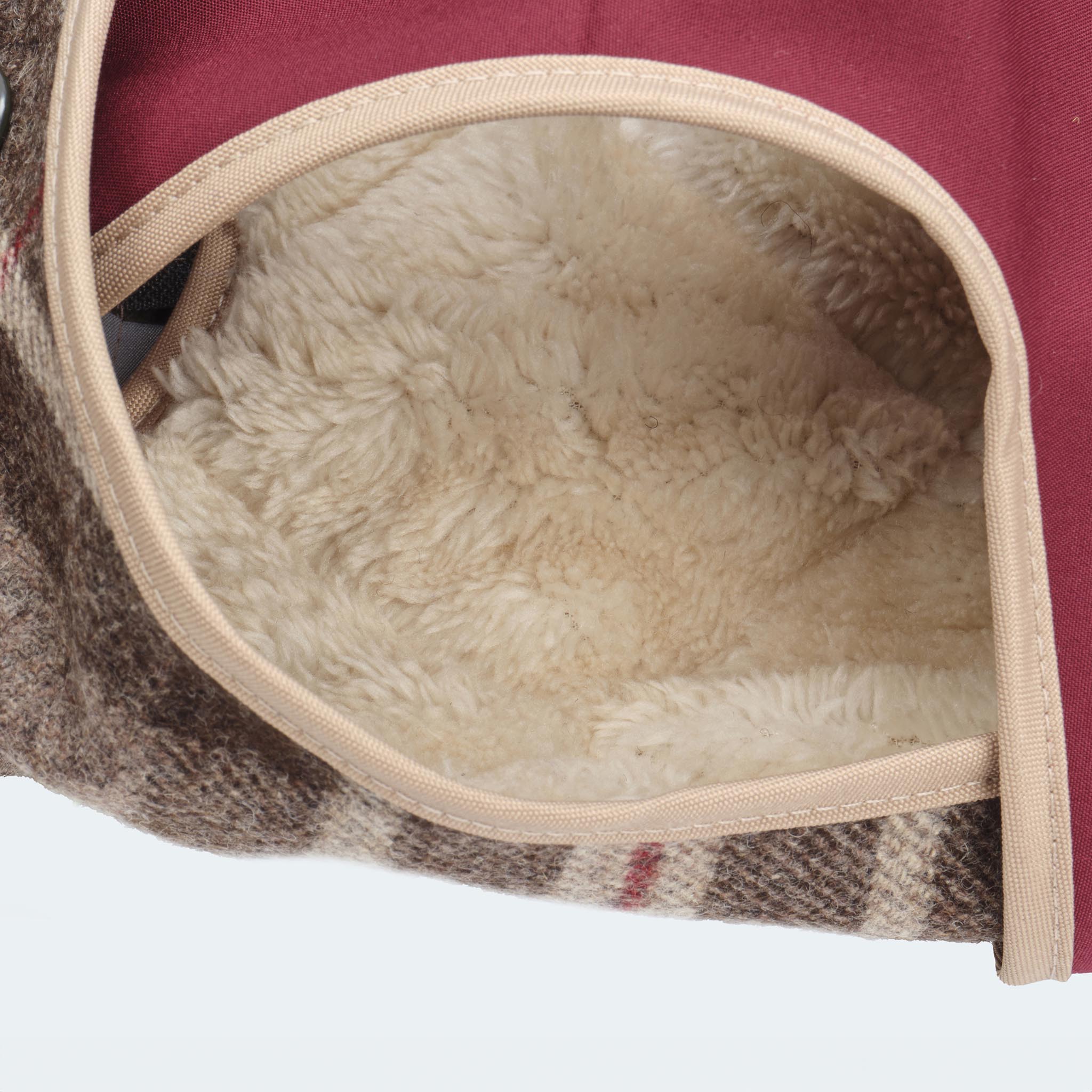 Leopold's Finest | Hundemantel aus Wolle mit Curly-Futter und Softshell-Brustlatz im braunen Glencheck-Muster für Dackel und kleine Hunde. Detailansicht Innenfutter.