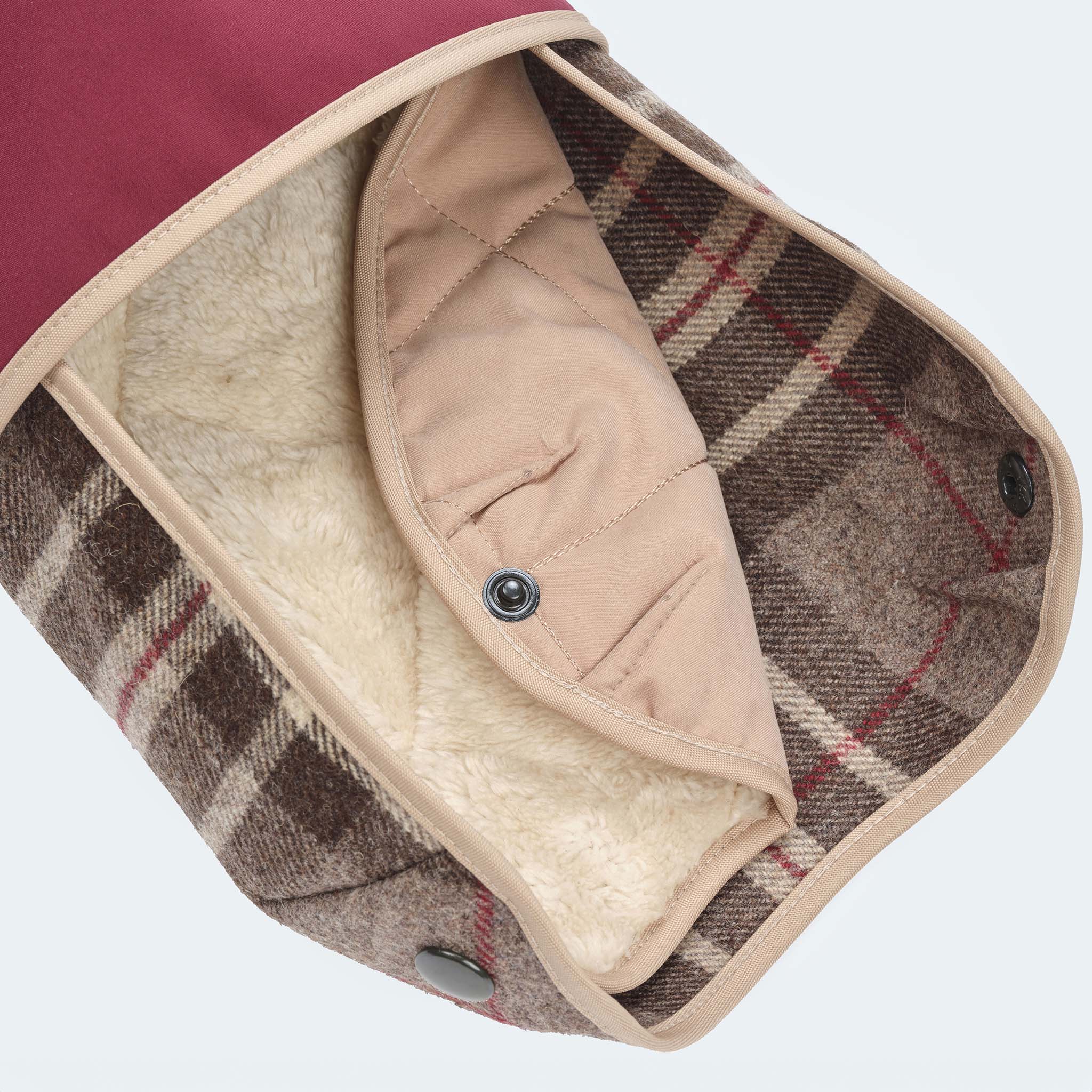 Leopold's Finest | Hundemantel aus Wolle mit Curly-Futter und Softshell-Brustlatz im braunen Glencheck-Muster für Dackel und kleine Hunde. Detailansicht von unten.