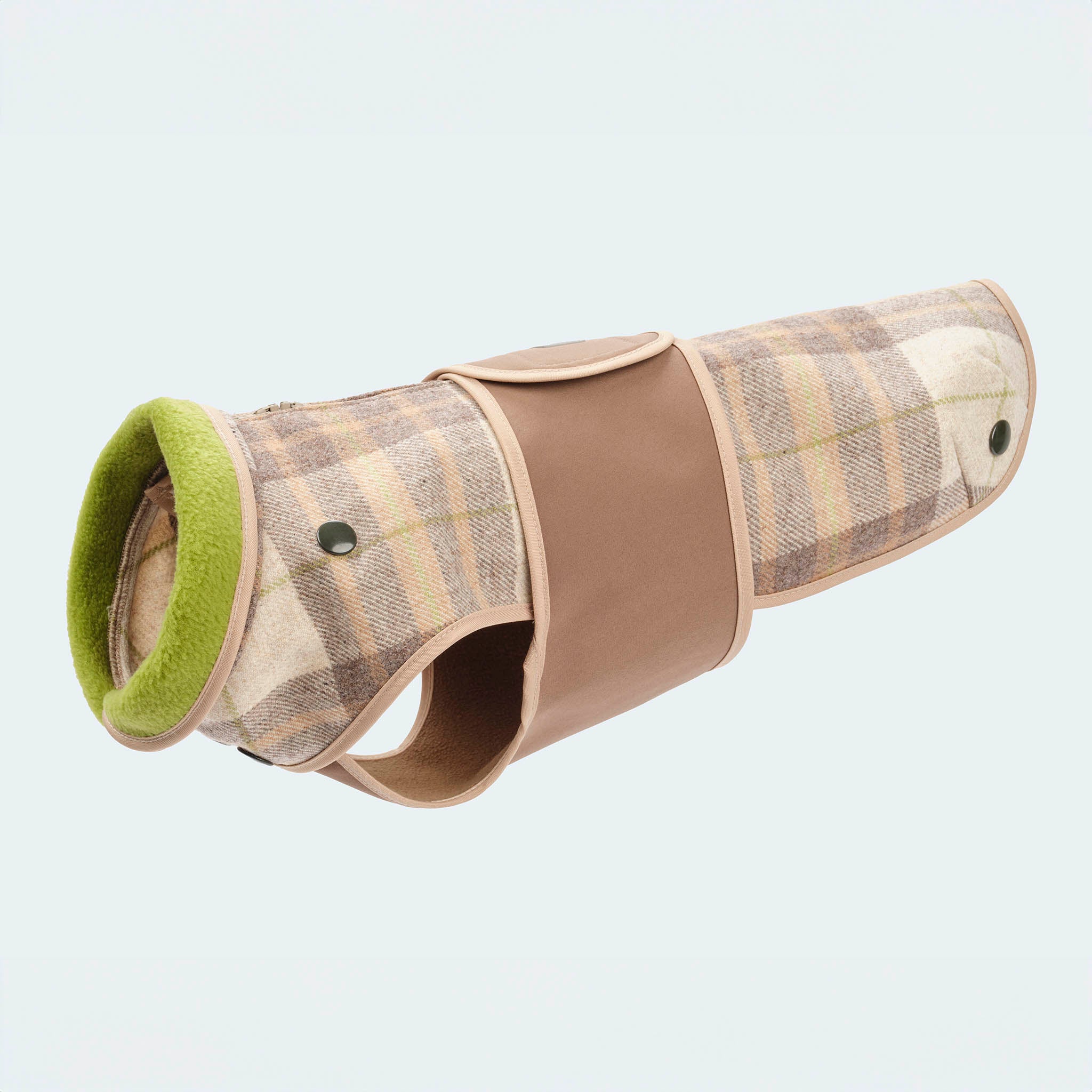 Leopold's Finest | Hundemantel aus Wolle mit Curly-Futter und Softshell-Brustlatz im taupen Glencheck-Muster für Dackel und kleine Hunde. Seitenansicht.