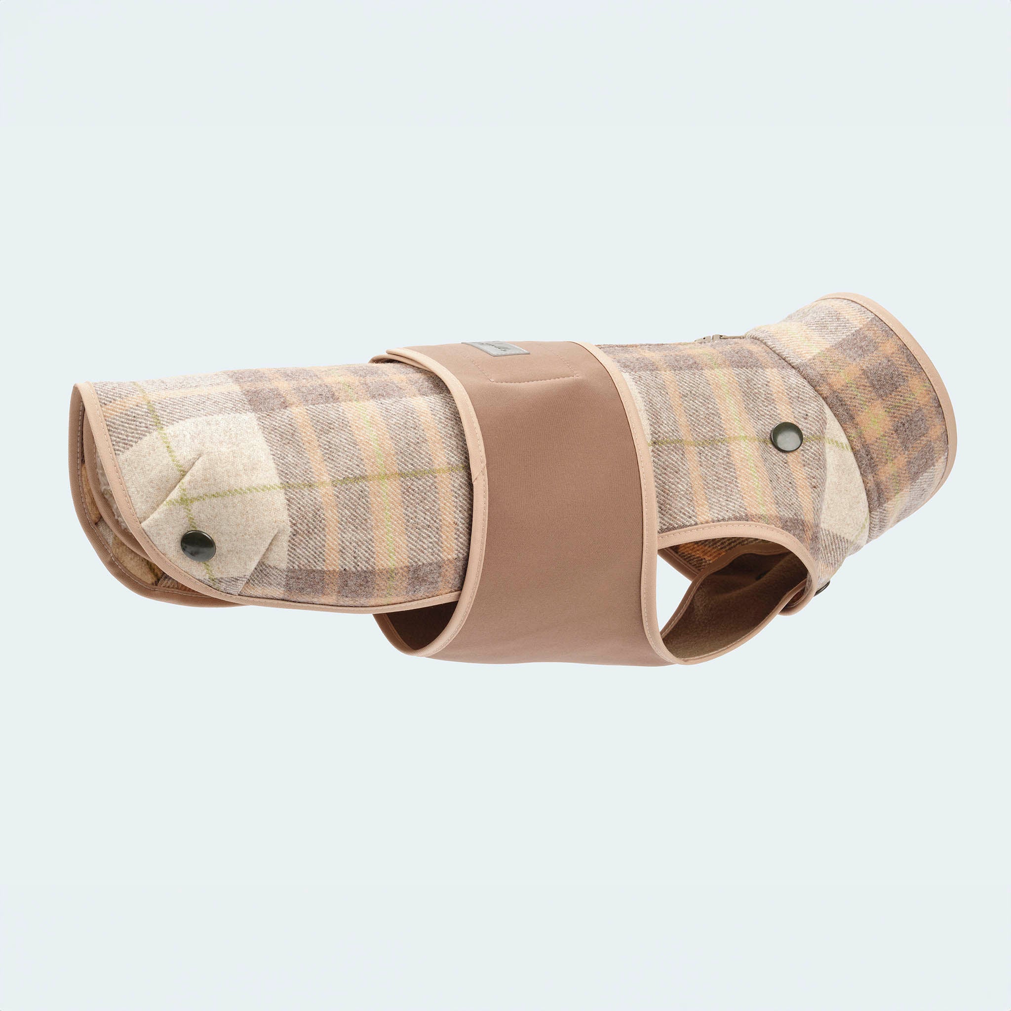 Leopold's Finest | Hundemantel aus Wolle mit Curly-Futter und Softshell-Brustlatz im taupen Glencheck-Muster für Dackel und kleine Hunde. Seitenansicht.