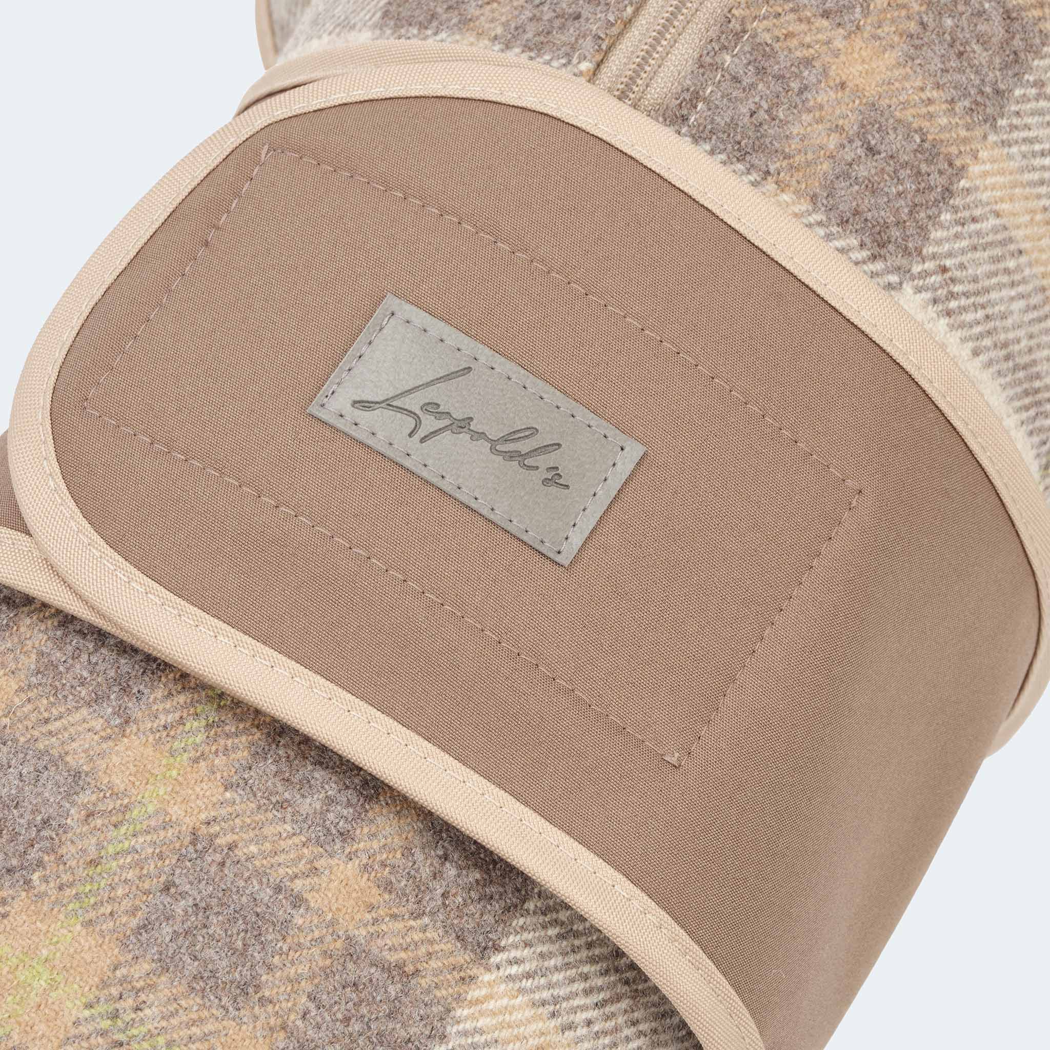 Leopold's Finest | Hundemantel aus Wolle mit Curly-Futter und Softshell-Brustlatz im taupen Glencheck-Muster für Dackel und kleine Hunde. Detailansicht Brustlatz.
