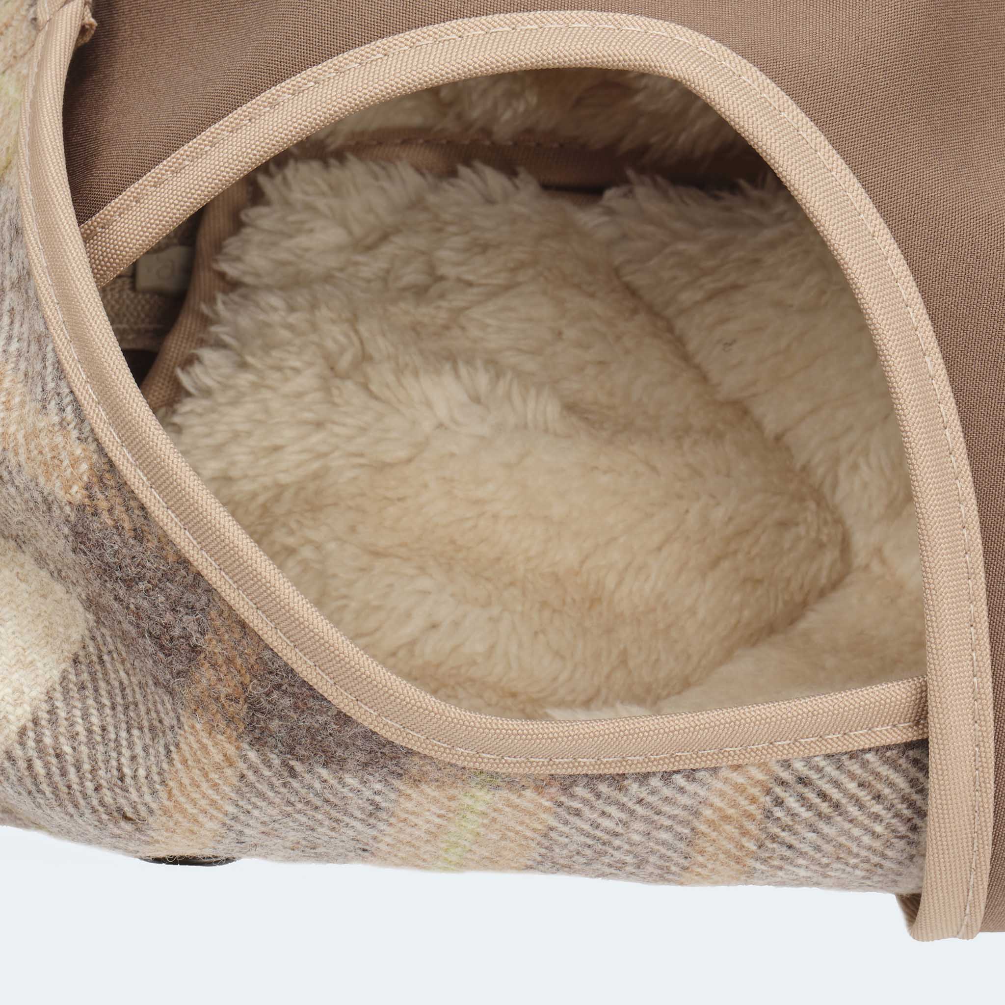 Leopold's Finest | Hundemantel aus Wolle mit Curly-Futter und Softshell-Brustlatz im taupen Glencheck-Muster für Dackel und kleine Hunde. Detailansicht Innenfutter.