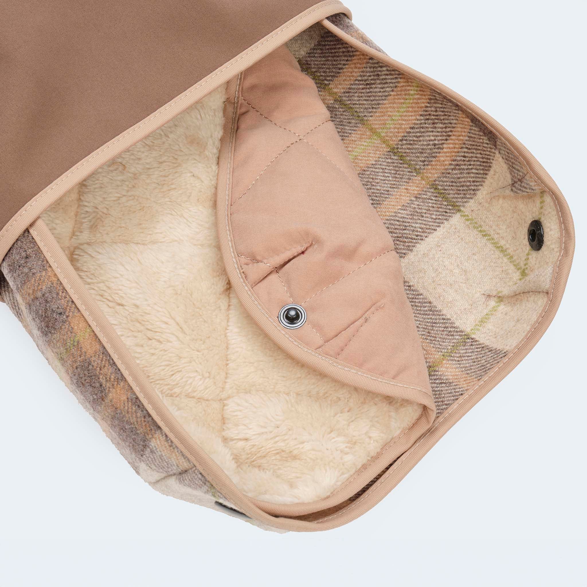 Leopold's Finest | Hundemantel aus Wolle mit Curly-Futter und Softshell-Brustlatz im taupen Glencheck-Muster für Dackel und kleine Hunde. Detailanischt Unterseite.