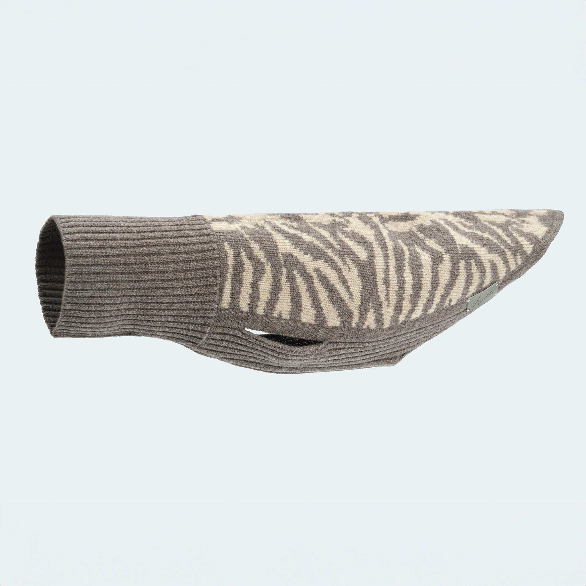 Leopold's Finest for Dogs | Hunde Strickpullover aus 100% Schurwolle in taupe Zebra-Muster für Dackel und kleine Hunde Kragen ausgerollt