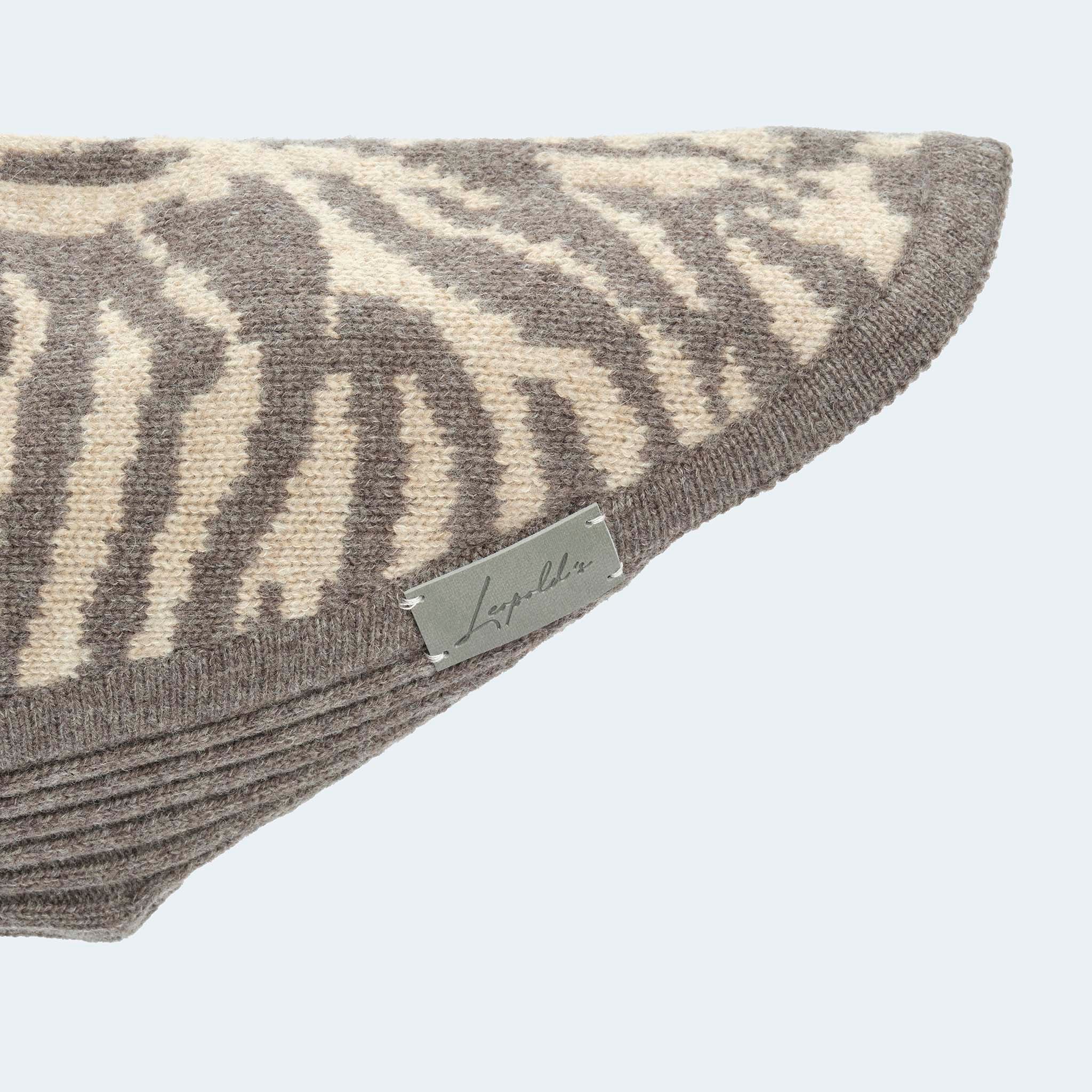 Leopold's Finest for Dogs | Hunde Strickpullover aus 100% Schurwolle in taupe Zebra-Muster für Dackel und kleine Hunde Details