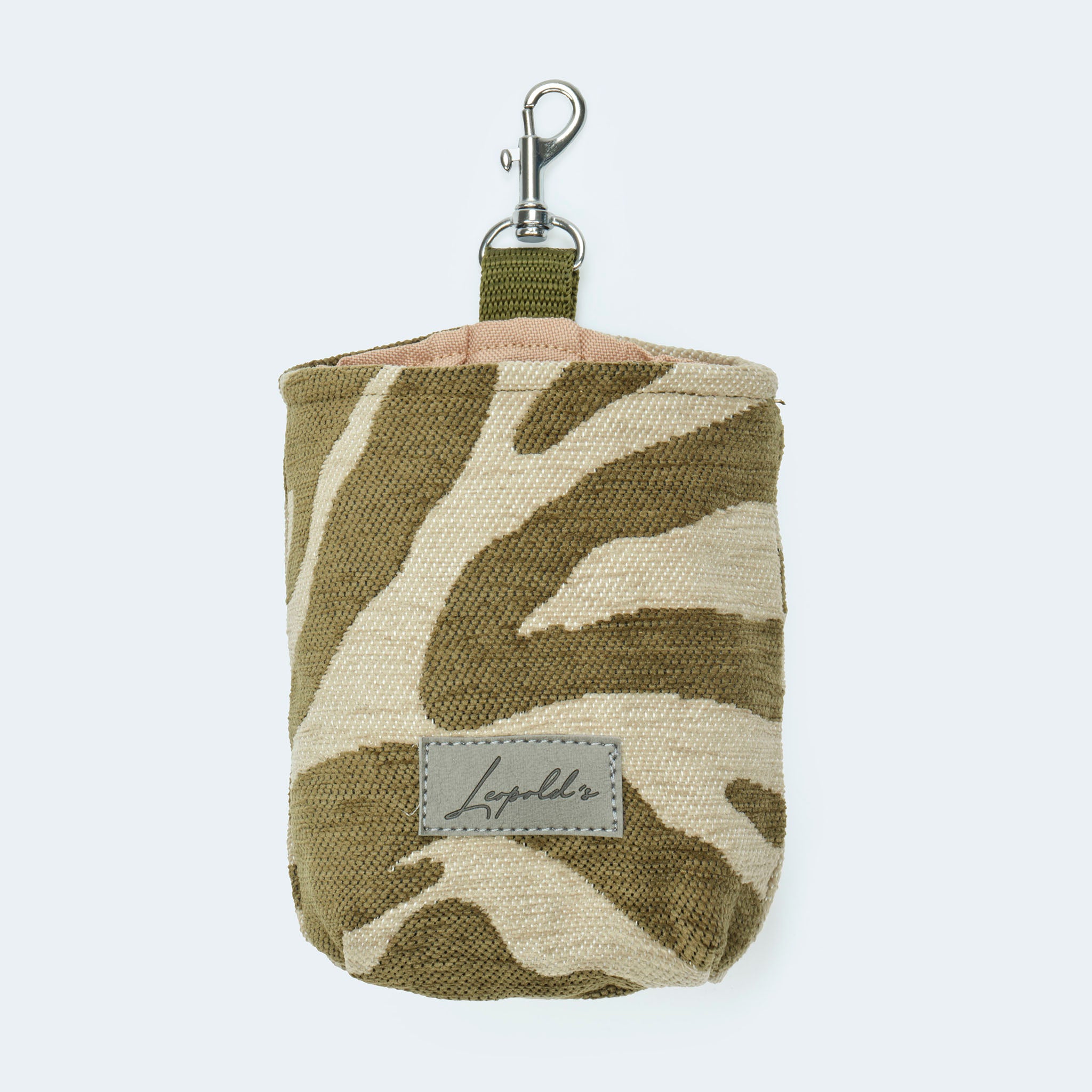 Leopold's Finest | Vorderseite des Leckerlibeutels für Hunde mit Zebramuster in oliv.