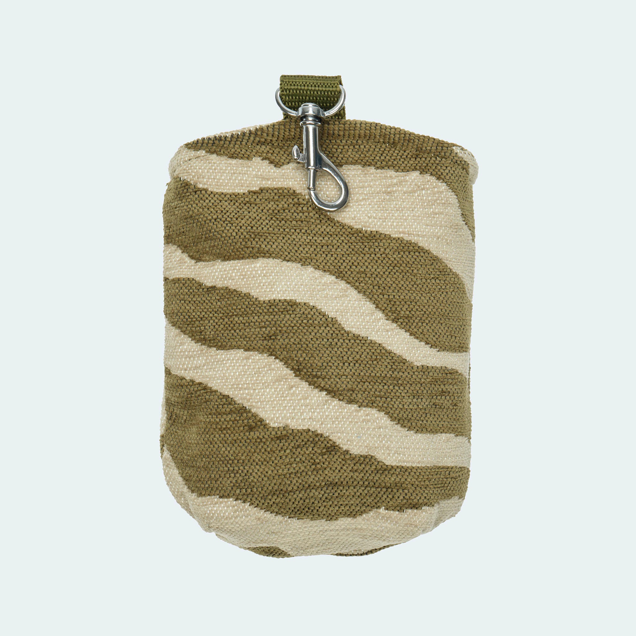 Leopold's Finest | Rückseite des Leckerlibeutels für Hunde mit Zebramuster in oliv.