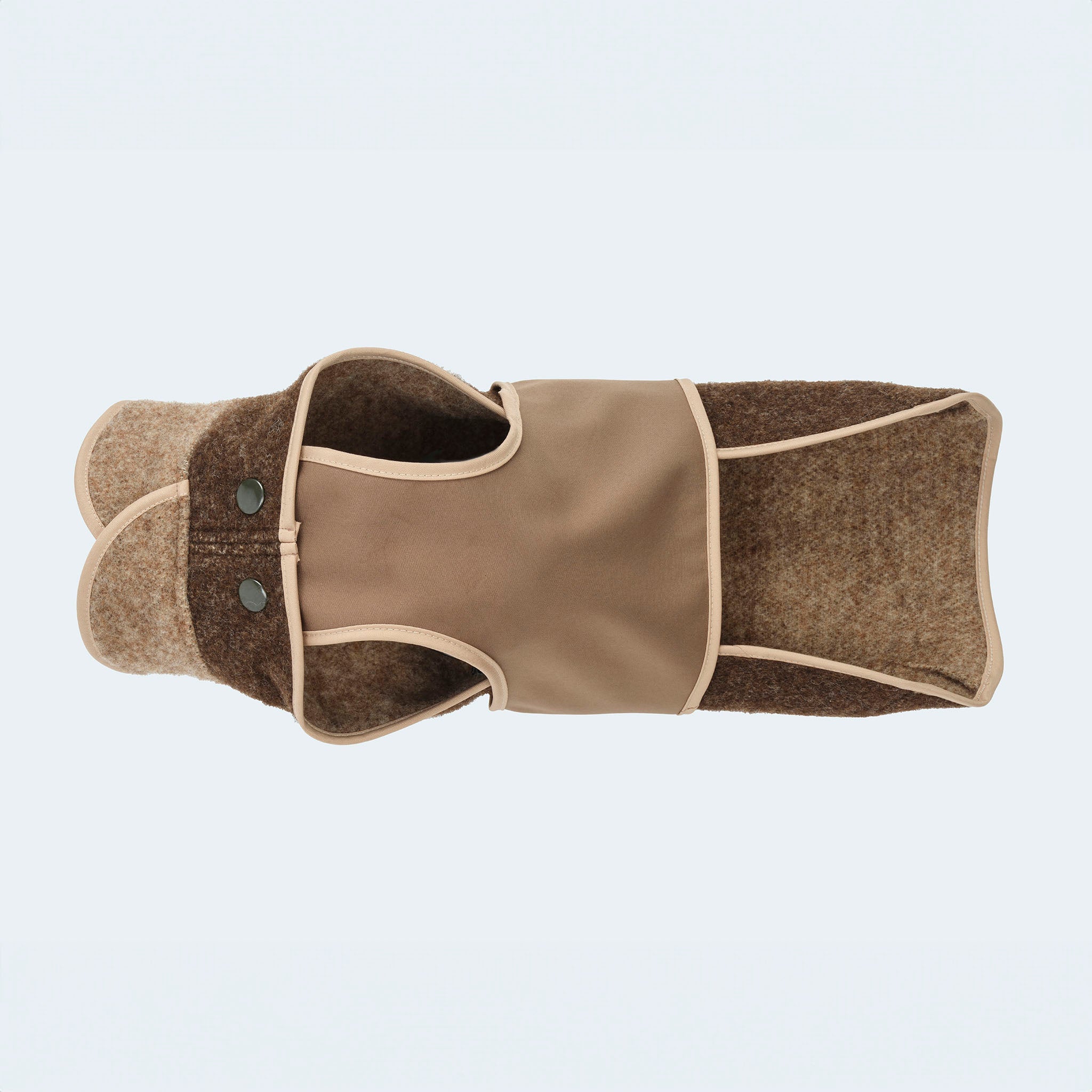 Leopold's Finest | Ungefütterter Lodenmantel mit Softshellbrustlatz in braun für Dackel und kleine Hunde Sicht von unten