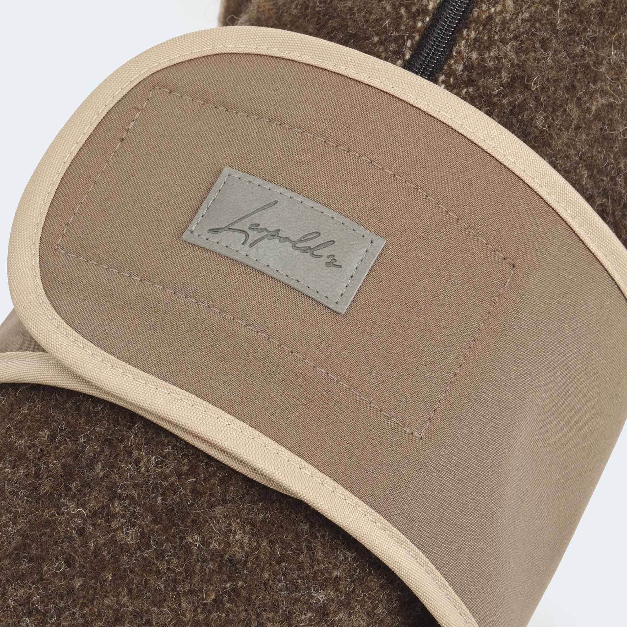 Leopold's Finest | Ungefütterter Lodenmantel mit Softshellbrustlatz in braun für Dackel und kleine Hunde Detailansicht Brustlatz