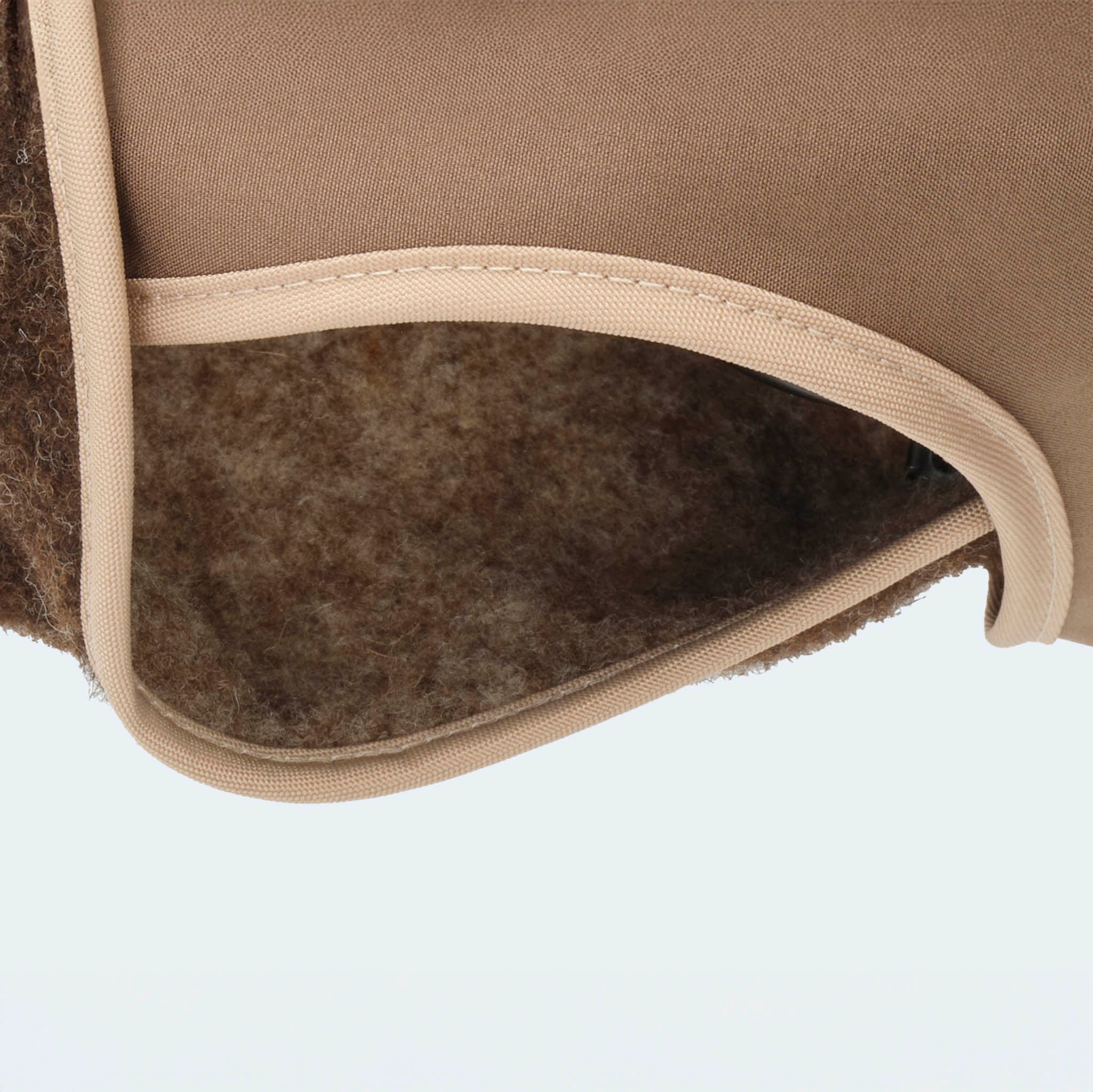 Leopold's Finest | Ungefütterter Lodenmantel mit Softshellbrustlatz in braun für Dackel und kleine Hunde Detailansicht Beinöffnung