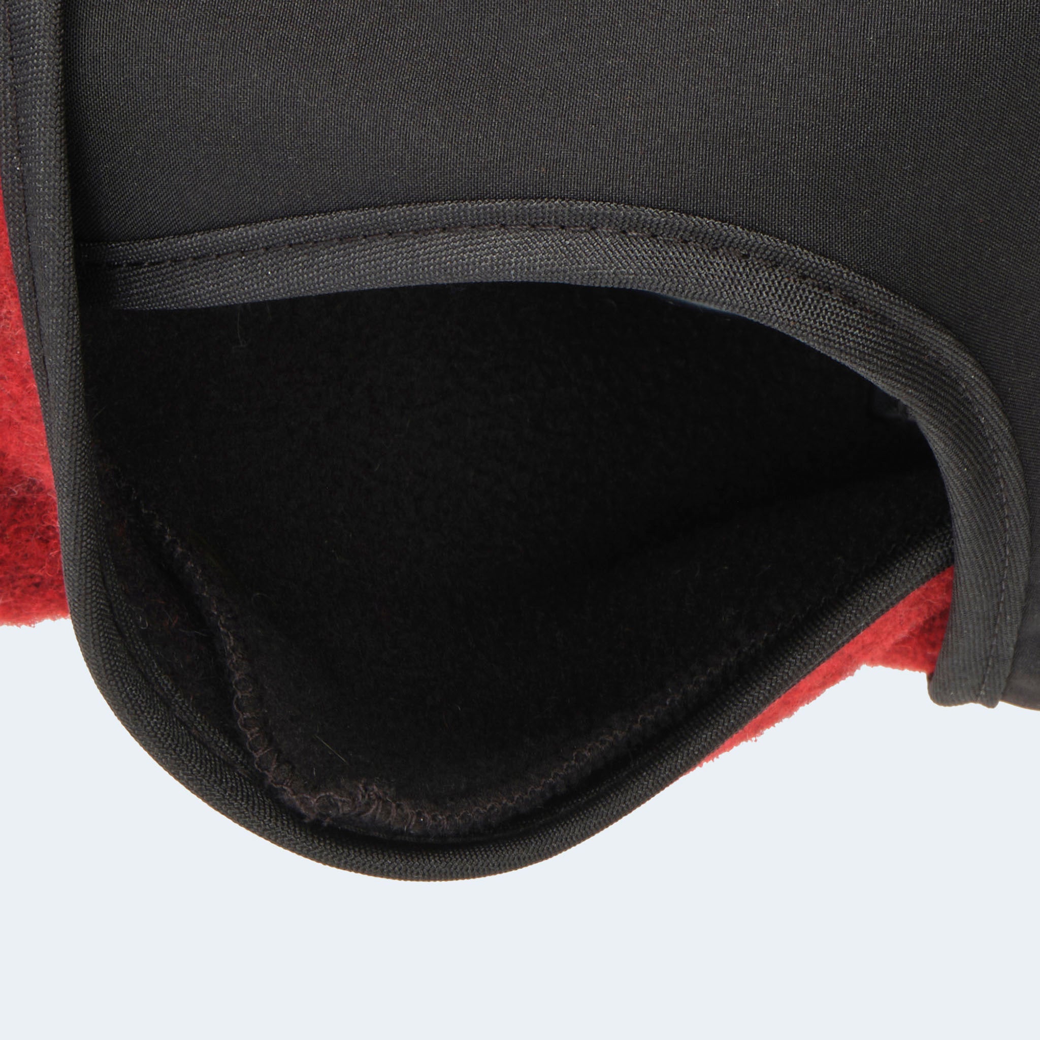 Leopold's Finest | Lodenmantel für Dackel und kleine Hunde in rot mit Softshell Bauchschutz in schwarz Detailansicht