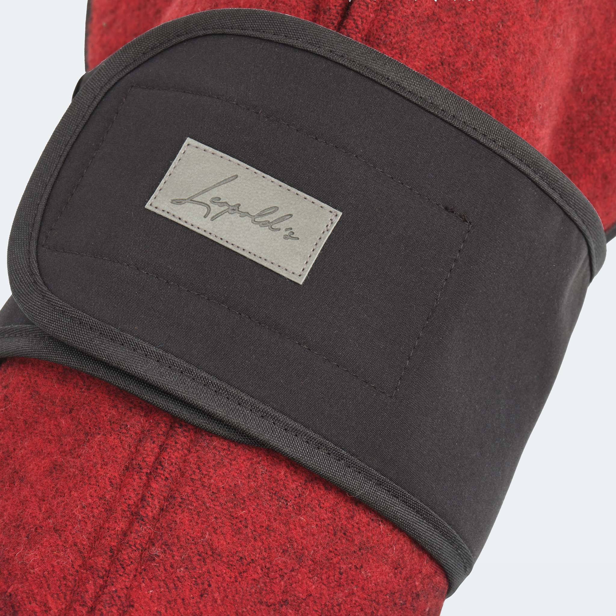 Leopold's Finest | Lodenmantel für Dackel und kleine Hunde in rot mit Softshell Bauchschutz in schwarz Details abnehmbarer und austauschbarer Bauchschutz 
