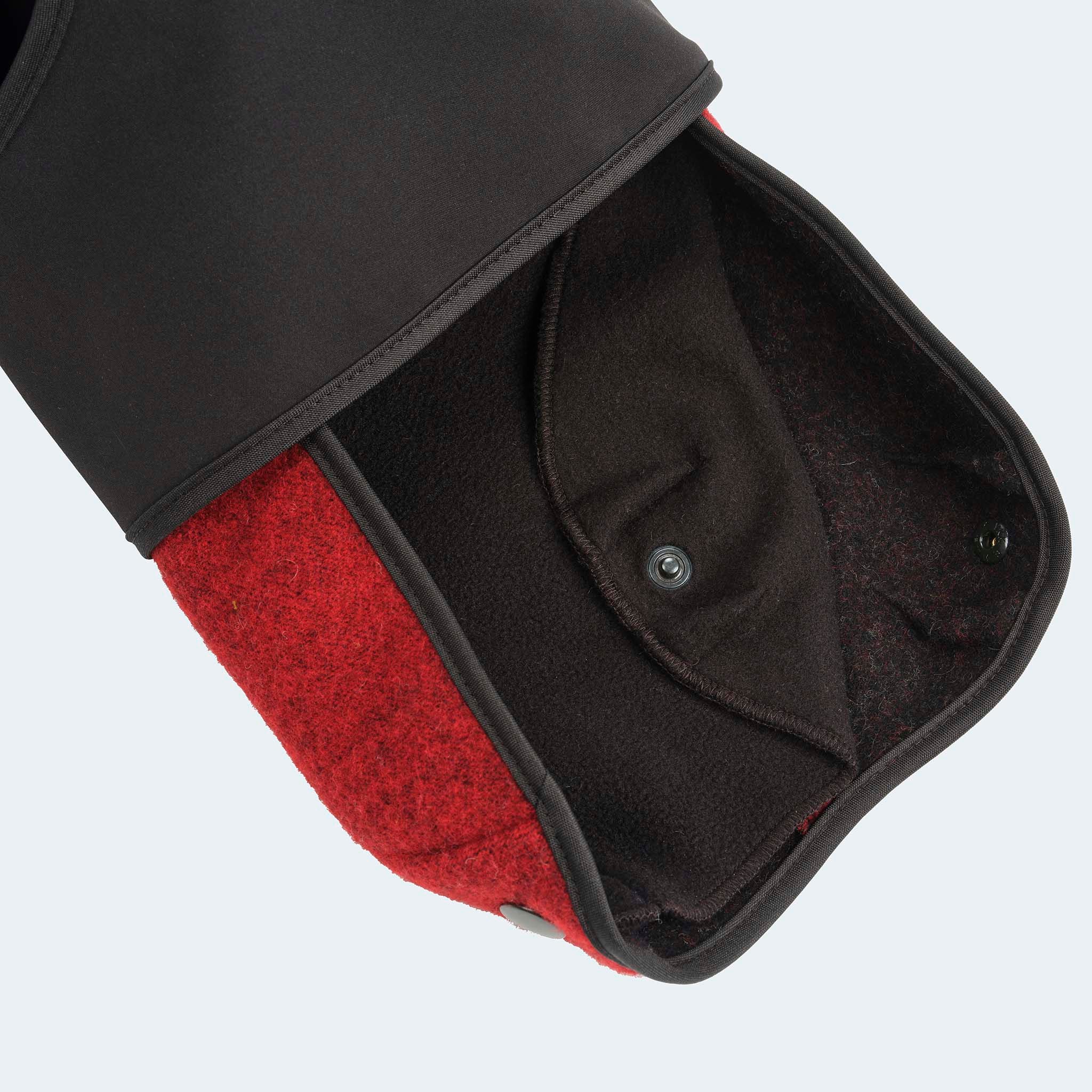 Leopold's Finest | Lodenmantel für Dackel und kleine Hunde in rot mit Softshell Bauchschutz in schwarz Details ausknöpfbarer Fleece in schwarz