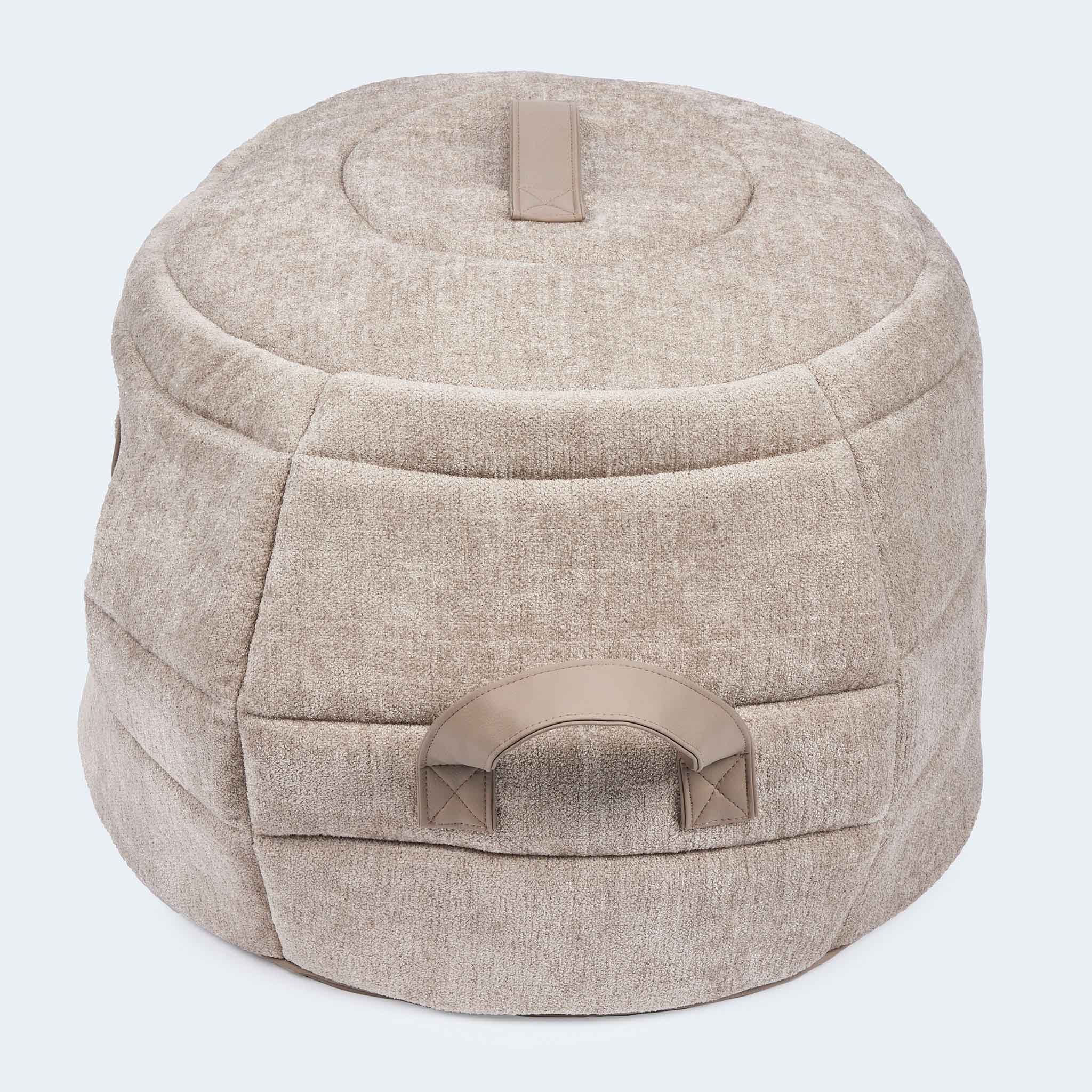 Leopold's Finest | 2-in-1 Hundehöhle & Hundebett in beige für Dackel und kleine Hunde. Seitenansicht der Höhlen-Form.