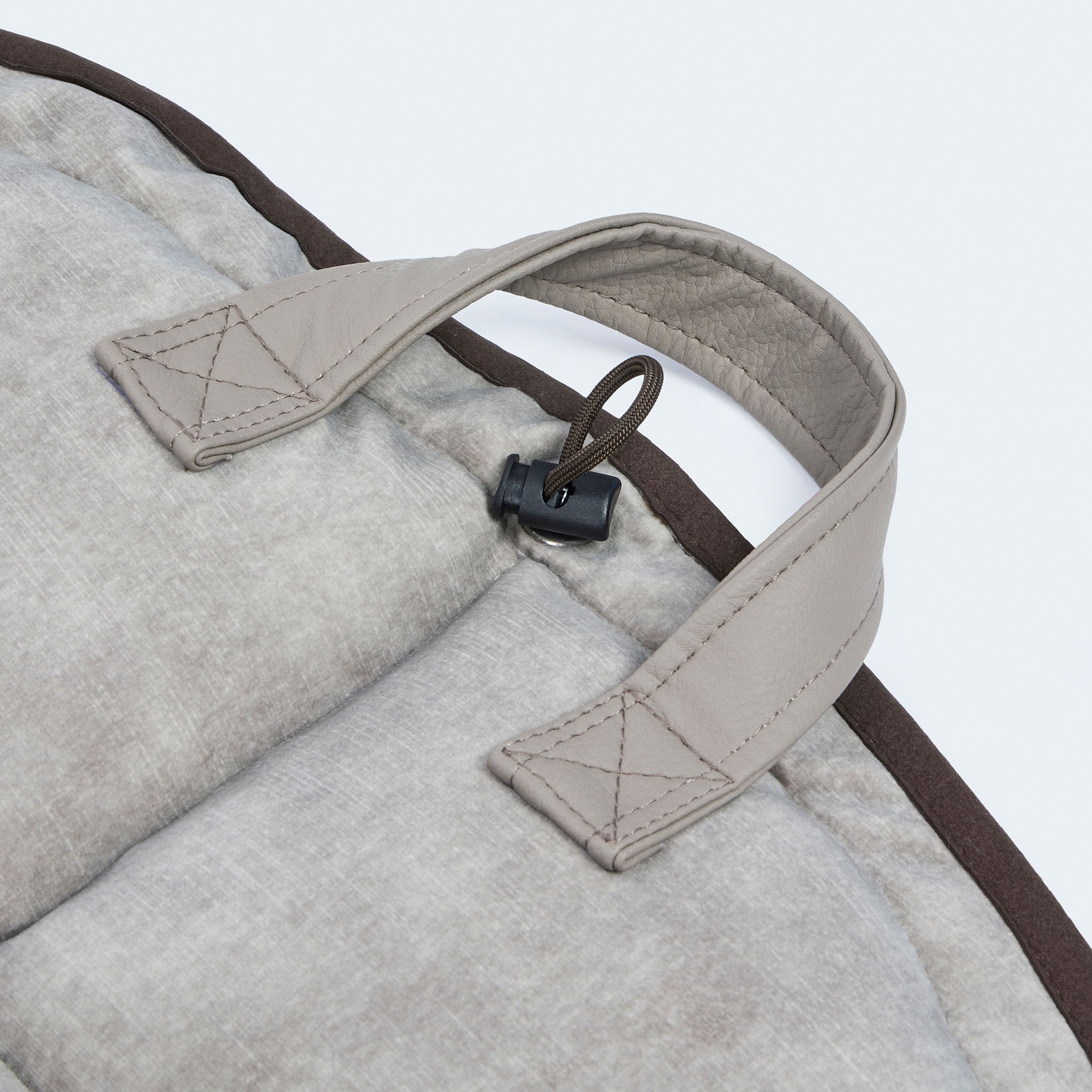 Leopold's Finest | Weiches Hundekissen Cosy Cloud für Dackel und kleine Hunde  in Luchs-Optik. Detailanischt des Tragegriffs und Zugbands.