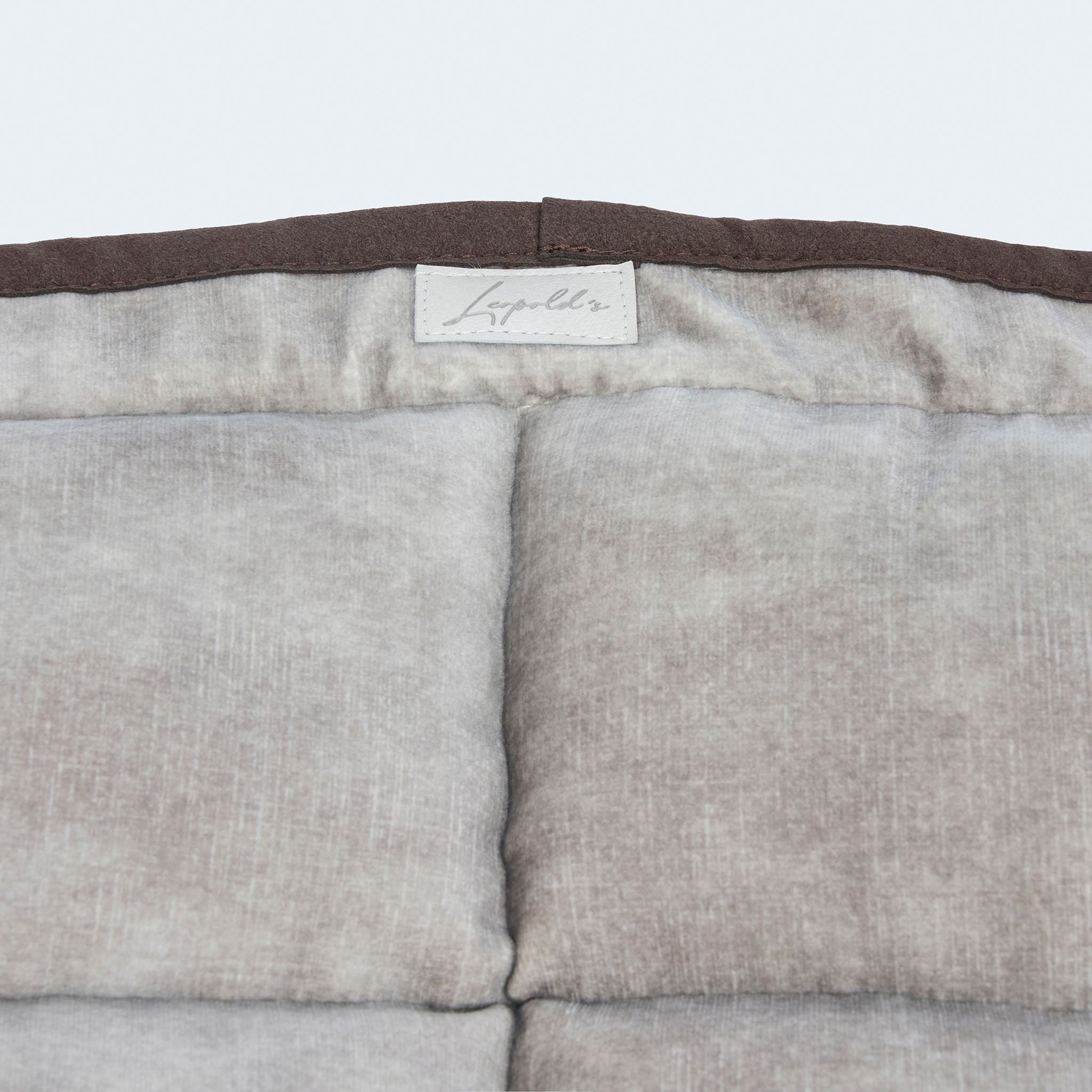 Leopold's Finest | Weiches Hundekissen Cosy Cloud für Dackel und kleine Hunde  in Luchs-Optik. Detailansicht des Logos.