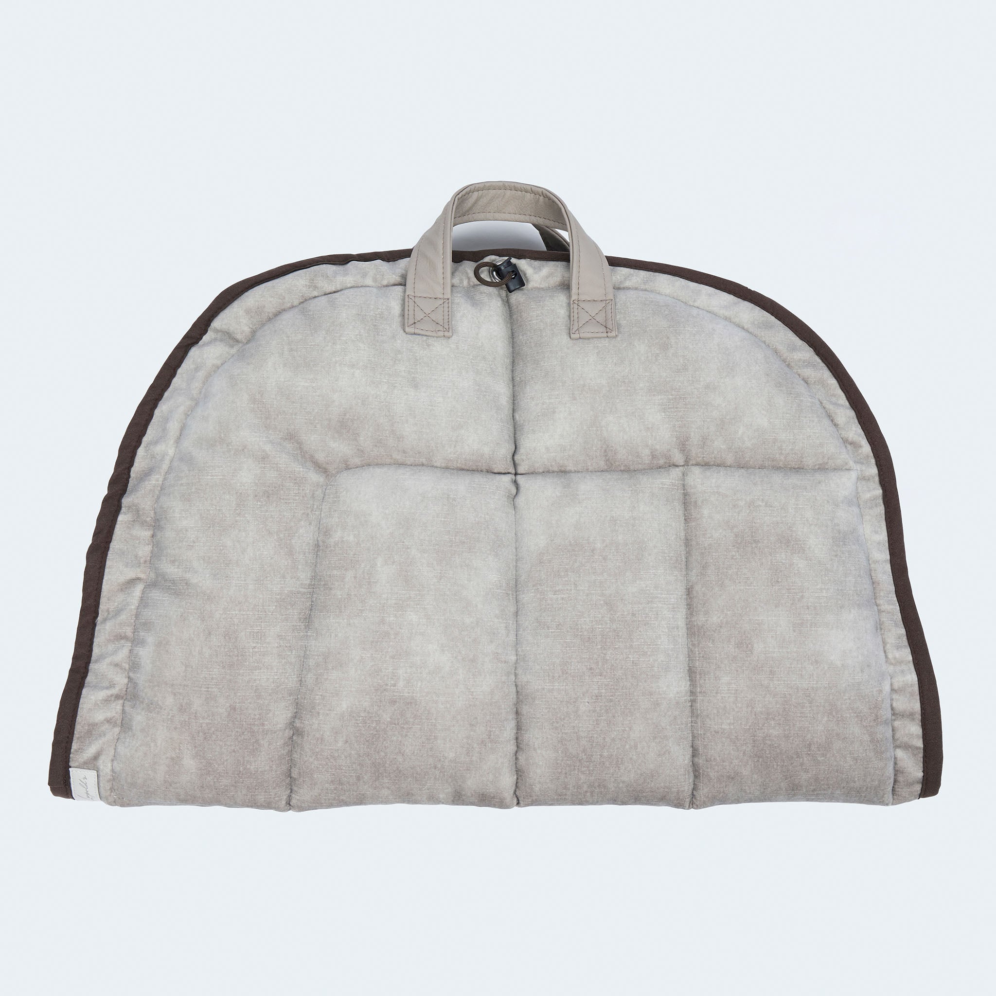 Leopold's Finest | Weiches Hundekissen Cosy Cloud für Dackel und kleine Hunde  in Luchs-Optik. Ansicht der zugeklappten Form zum Transport.