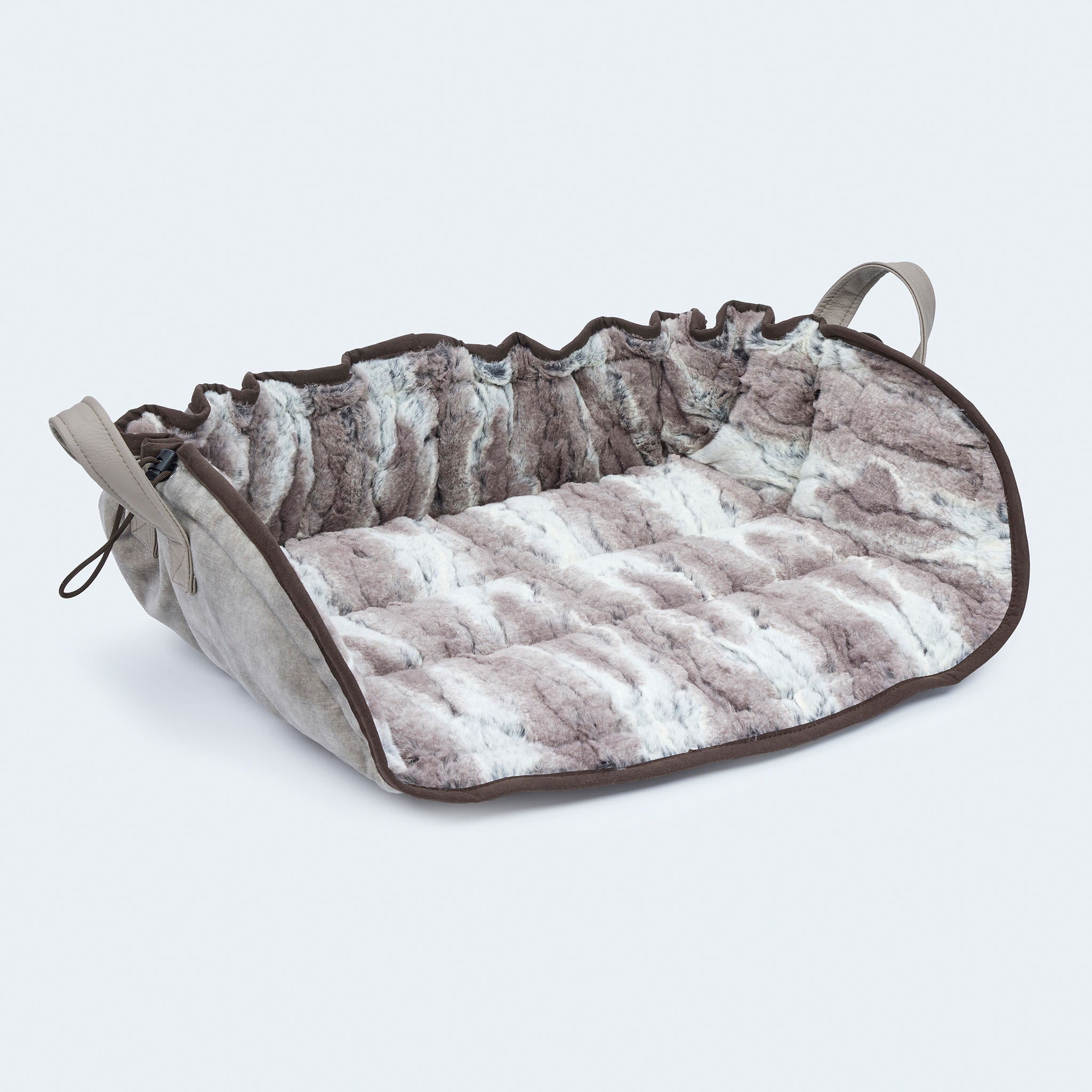 Leopold's Finest | Weiches Hundekissen Cosy Cloud für Dackel und kleine Hunde  in Luchs-Optik. Seitliche der Muschel-Form.