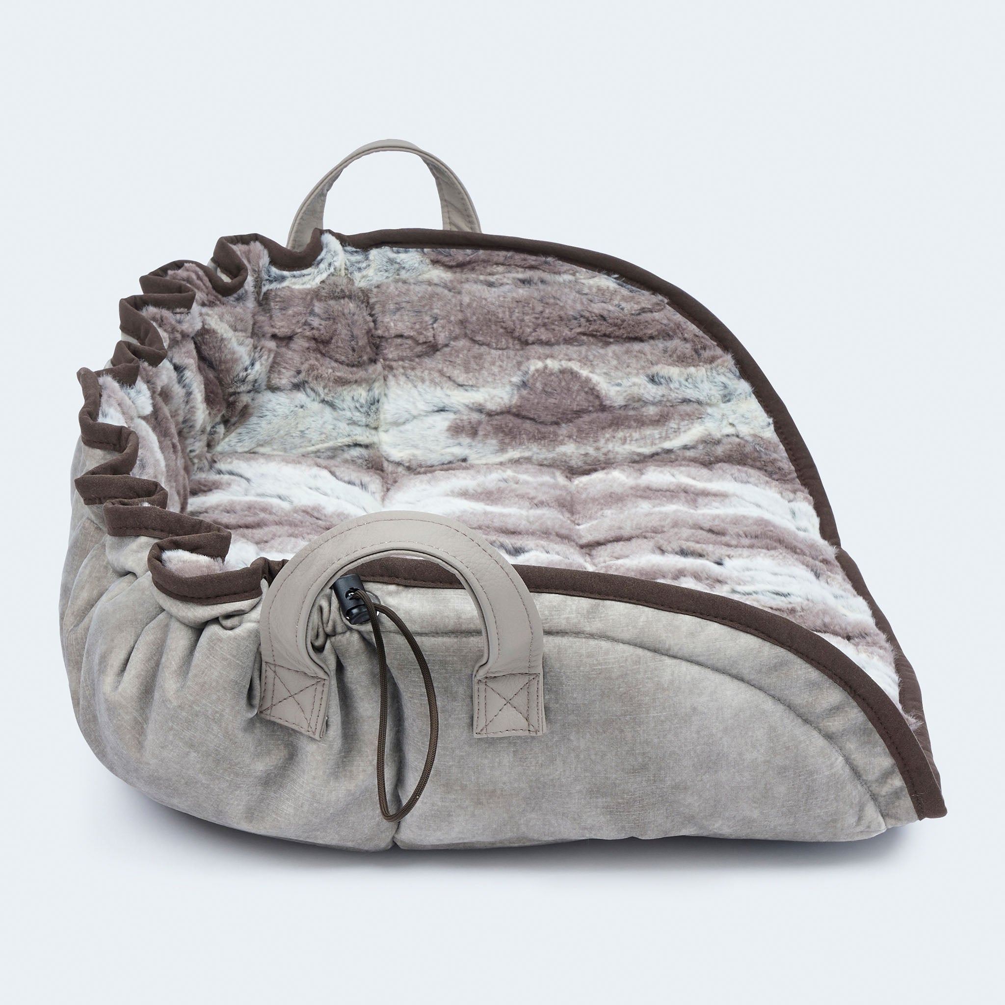 Leopold's Finest | Weiches Hundekissen Cosy Cloud für Dackel und kleine Hunde  in Luchs-Optik. Seitenansicht der Muschel-Form.