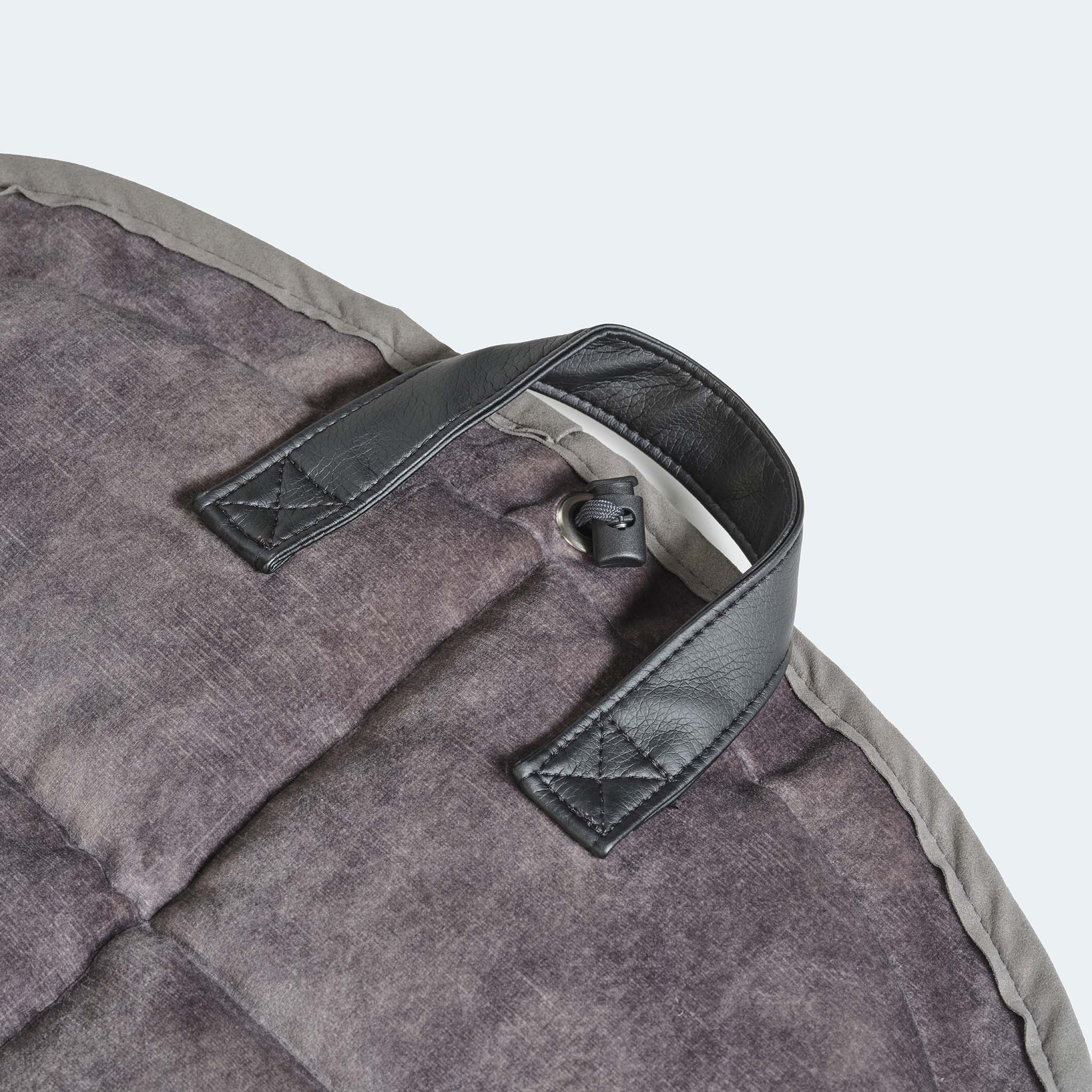 Hundekissen CosyCloud in Chincilla-Optik Detailbild des Tragegriffs