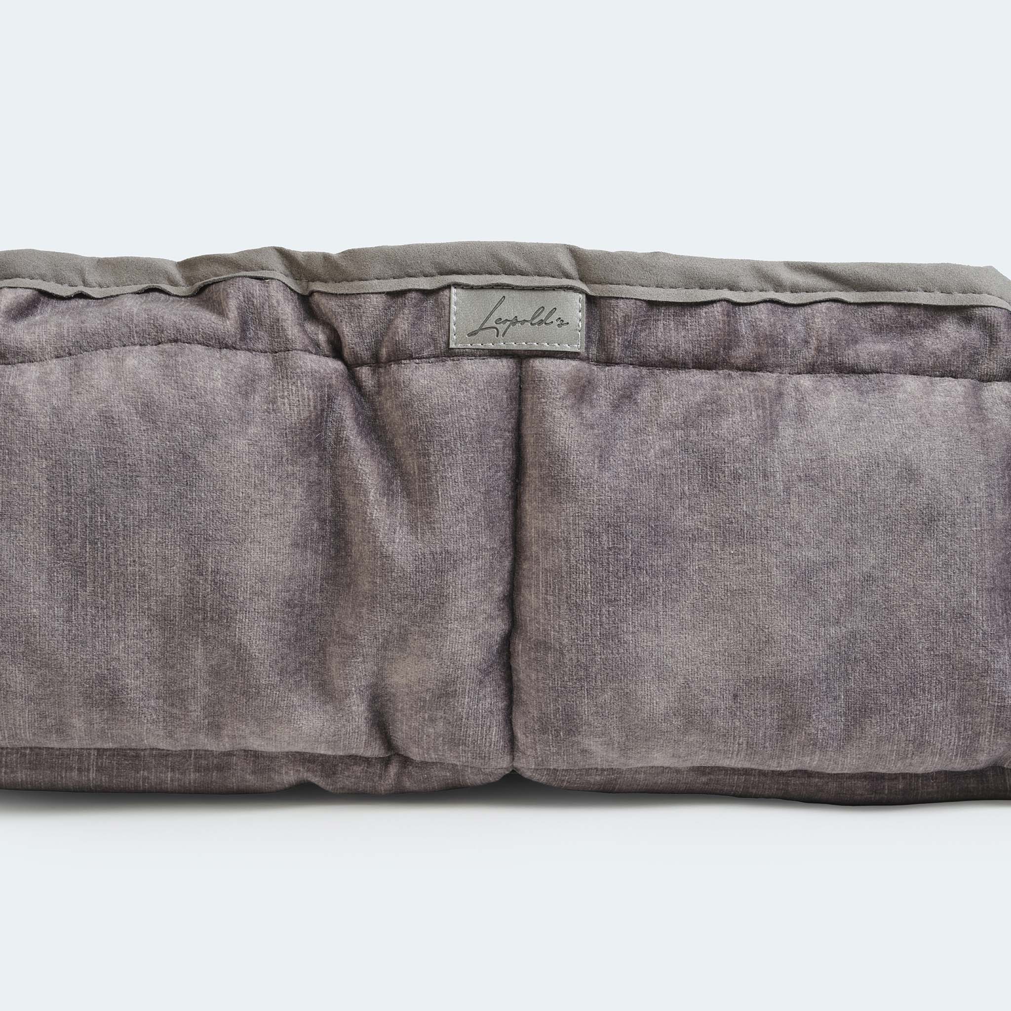 Hundekissen CosyCloud in Chincilla-Optik Detailaufnahme vom Leopolds Logo