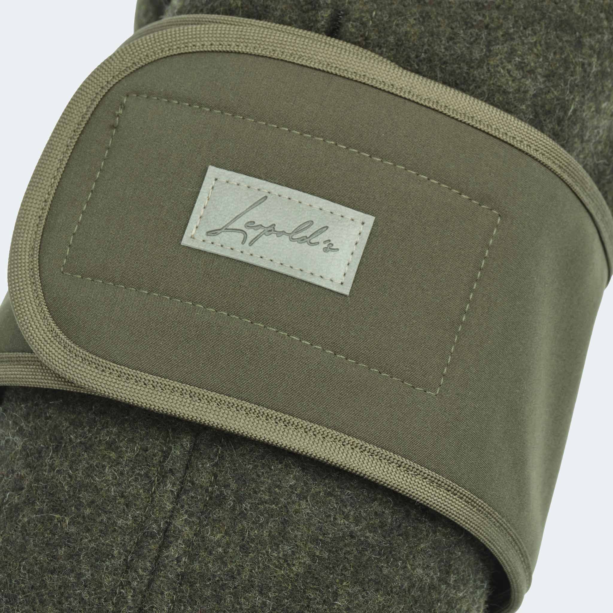 Leopold's Finest | Lodenmantel mit Softshellbrustlatz für Dackel und kleine Hunde in oliv-anthrazit Detail Softshellbrustlatz [oliv-anthrazit]