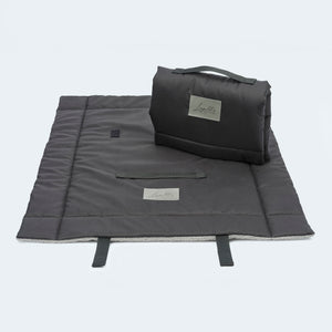 Hundematte Outdoor in schwarz gefaltet und offen