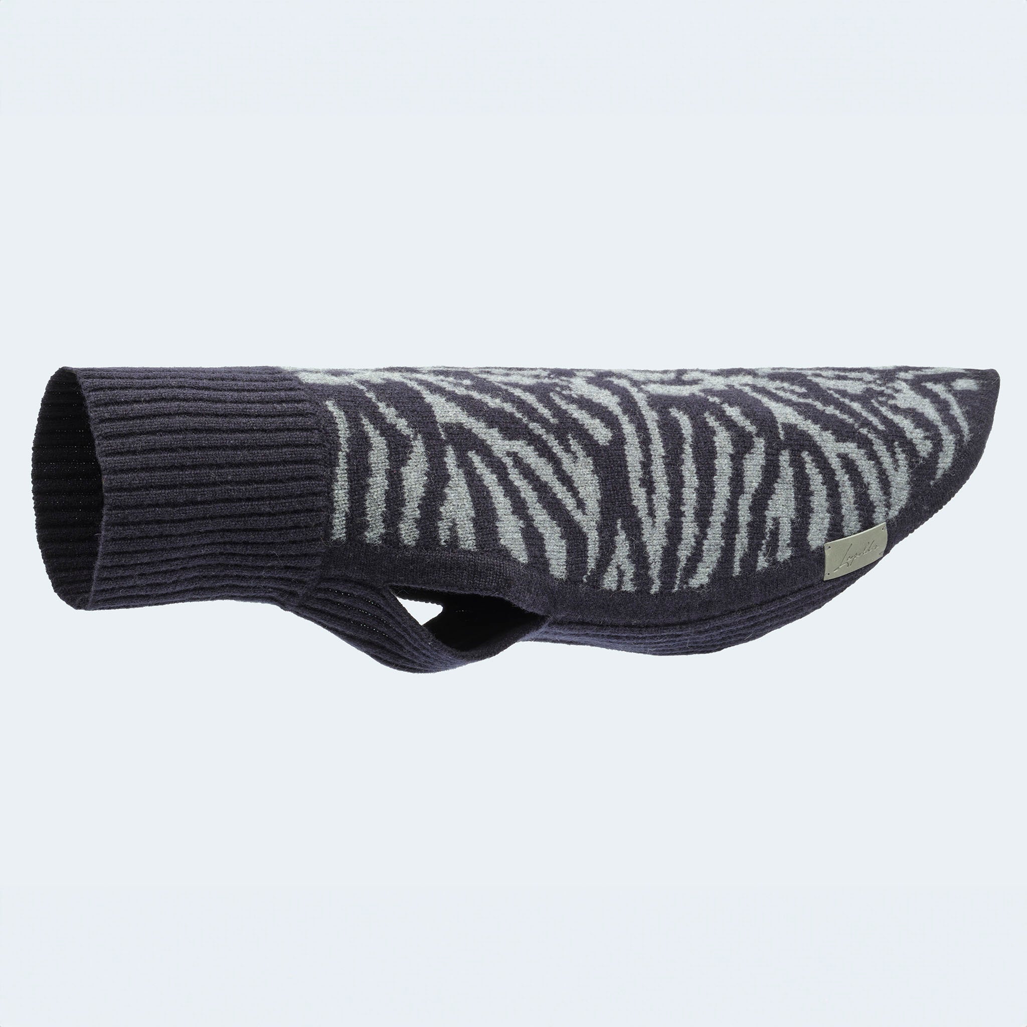 Leopold's Finest for Dogs | Dackel trägt Hunde Strickpullover aus 100% Schurwolle mit Zebra-Muster in dunkelblau für Dackel und kleine Hunde Seitenansicht ausgerollter Rollkragen