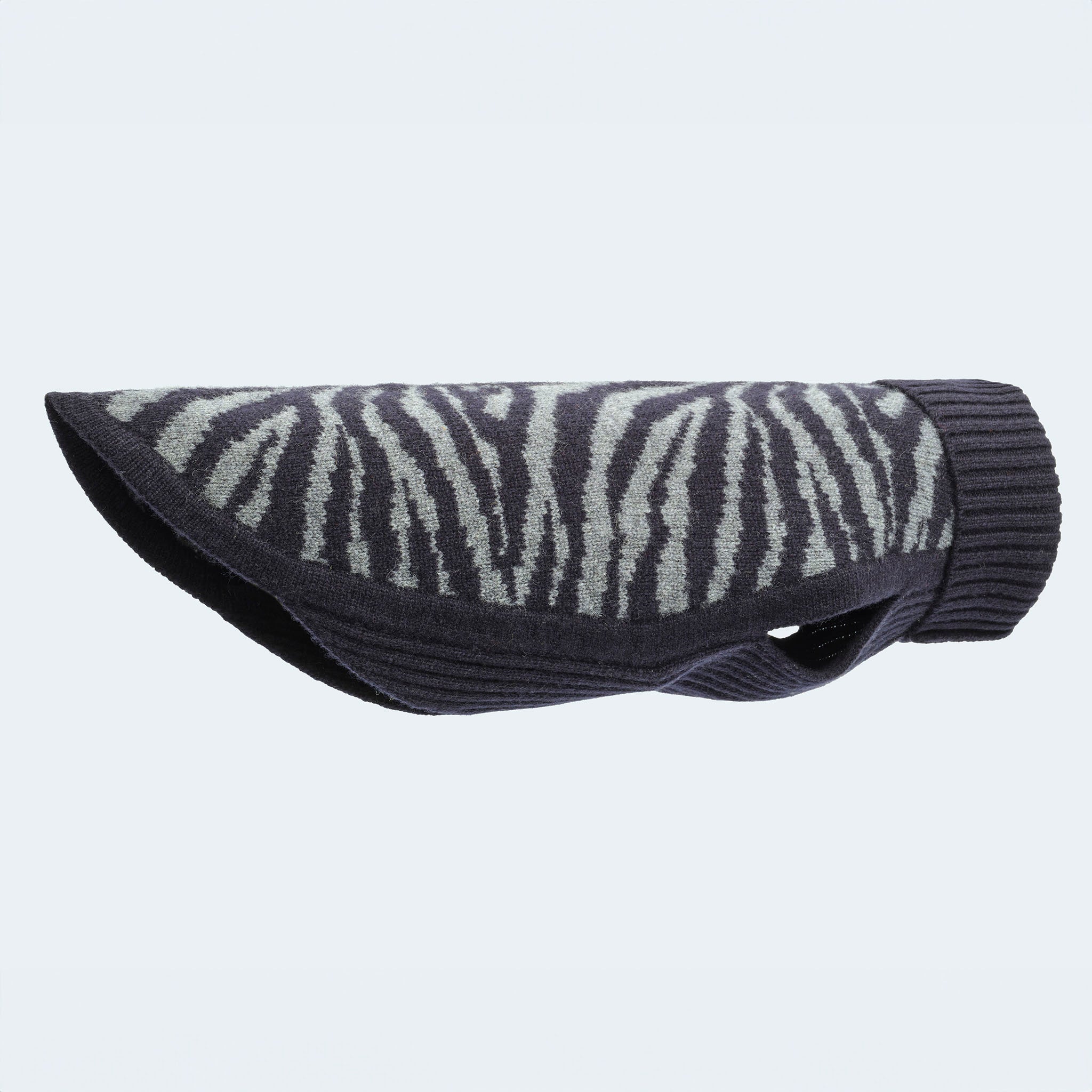 Leopold's Finest for Dogs | Dackel trägt Hunde Strickpullover aus 100% Schurwolle mit Zebra-Muster in dunkelblau für Dackel und kleine Hunde Seitenansicht