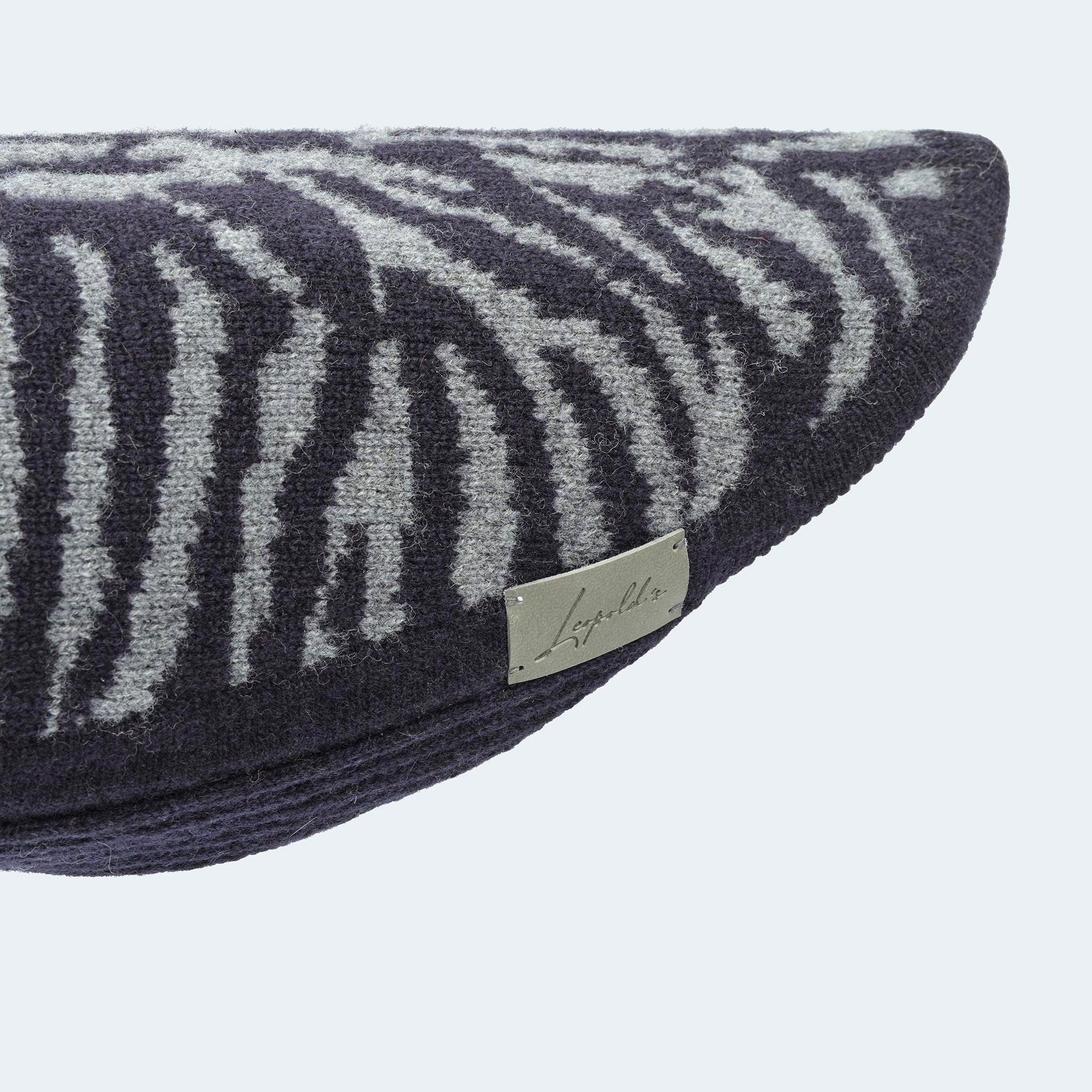 Leopold's Finest for Dogs | Hunde Strickpullover aus 100% Schurwolle mit Zebra-Muster in dunkelblau für Dackel und kleine Hunde Detailansicht