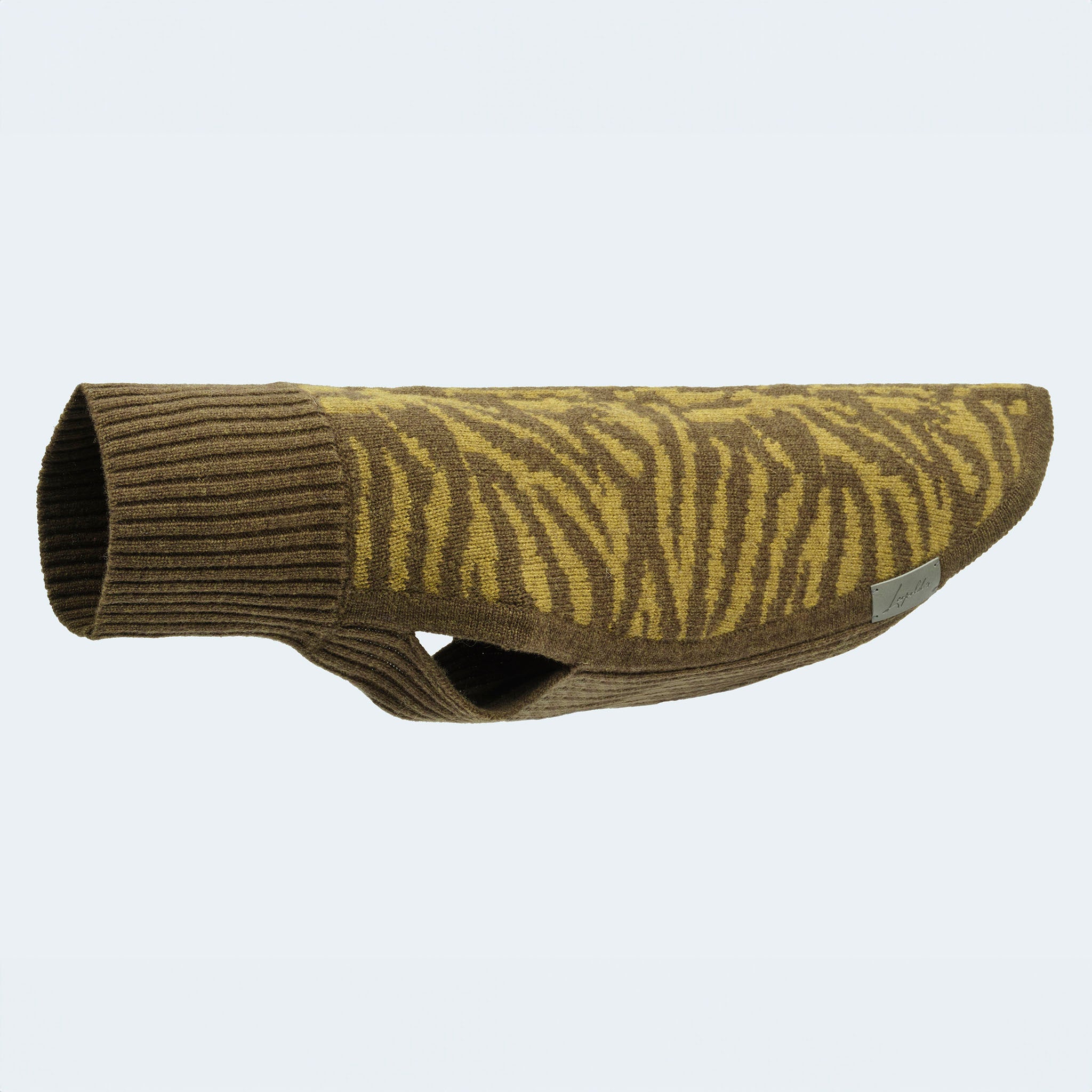 Leopold's Finest | Hundepullover aus 100% Schurwolle für Dackel und kleine Hunde in oliv mit Zebramuster ausgerollter Kragen