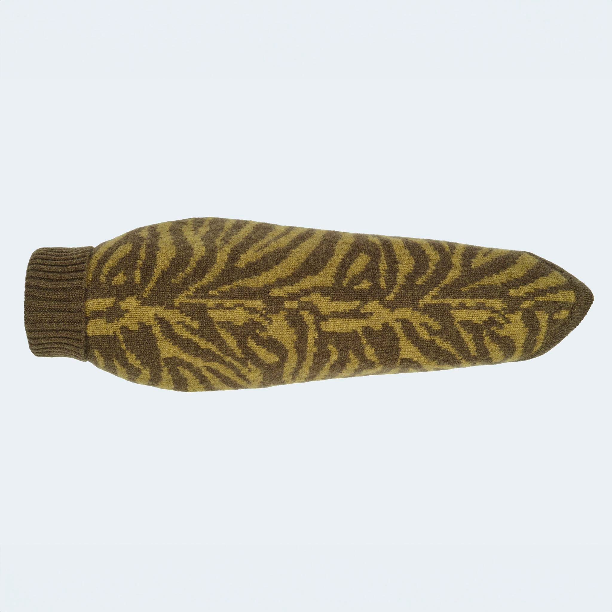 Leopold's Finest | Hundepullover aus 100% Schurwolle für Dackel und kleine Hunde in oliv mit Zebramuster Sicht von oben