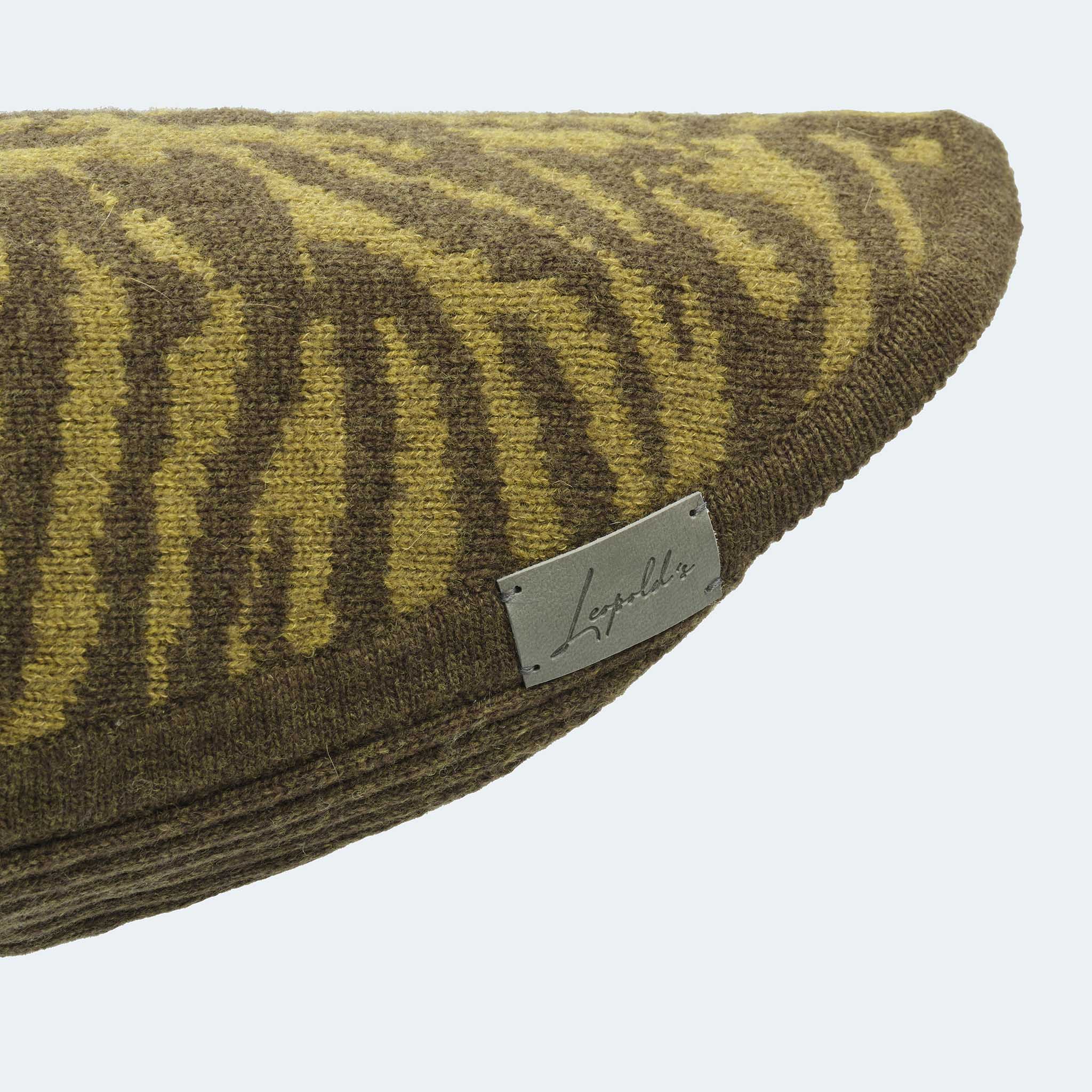 Leopold's Finest | Hundepullover aus 100% Schurwolle für Dackel und kleine Hunde in oliv mit Zebramuster Details