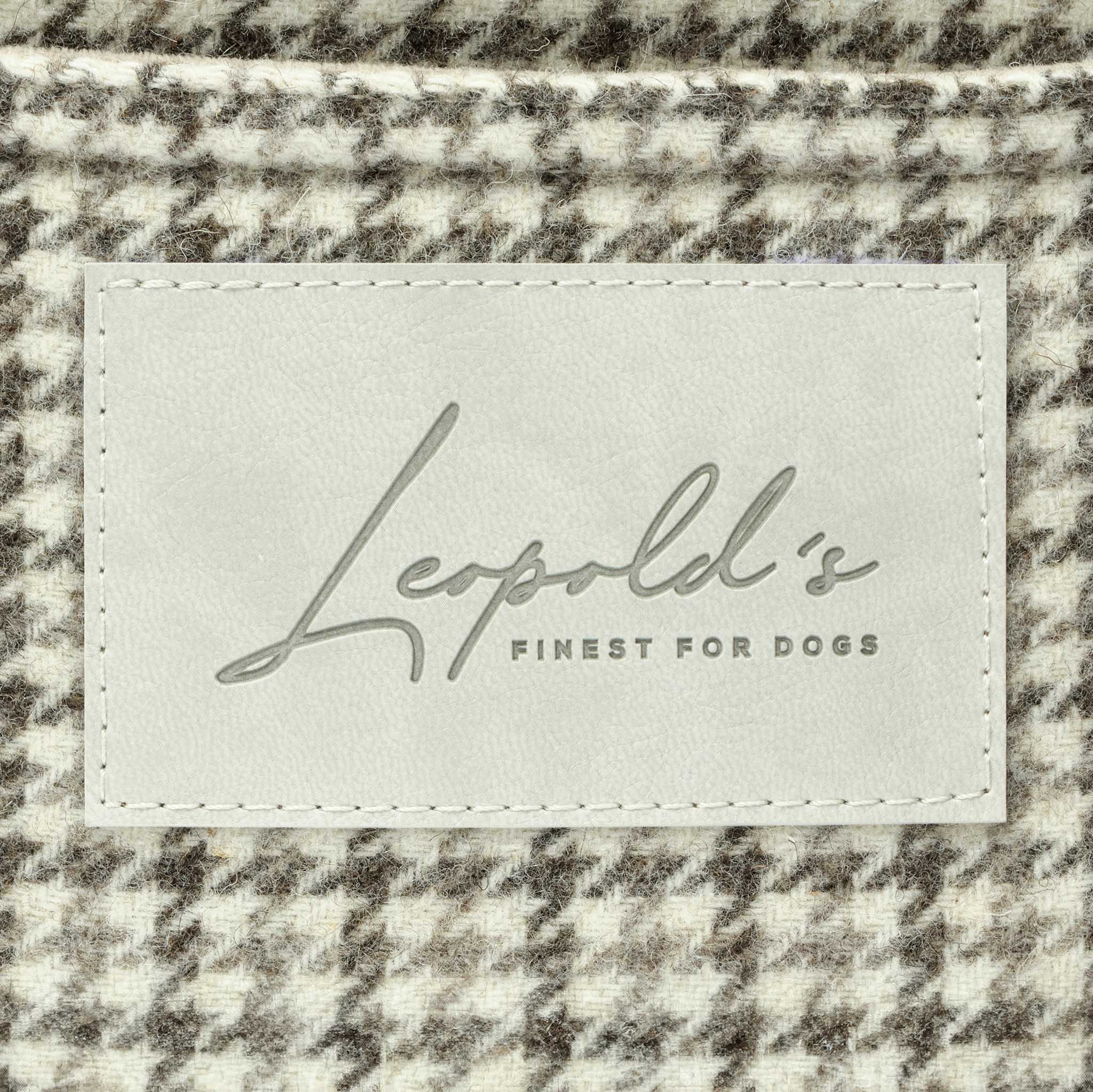 Leopold's Finest | Aufgenähtes Leopold's Finest for Dogs Logo auf der CosyBag St.Moritz mit Schattenkaro-Muster Hundetasche für Dackel und kleine Hunde 