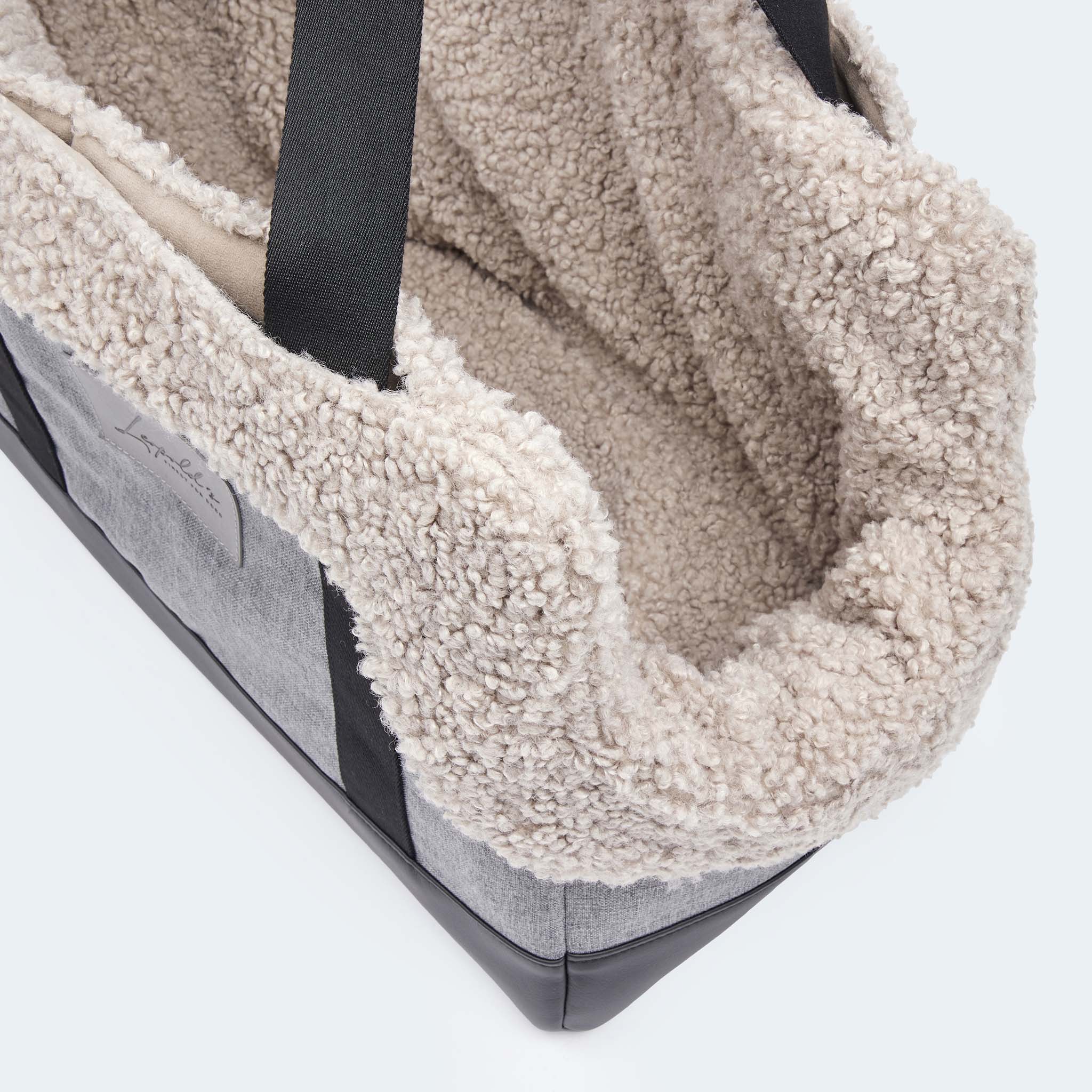 Hundetasche EasyLuxe für Dackel und kleine Hunde. Nahaufnahme ausknöpfbarem Innenfutter aus Curly. [beige]