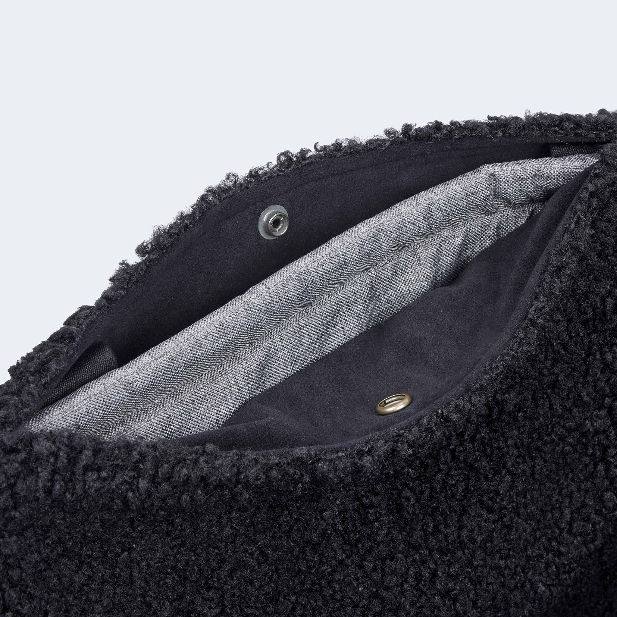 Hundetasche EasyLuxe für Dackel und kleine Hunde. Nahaufnahme Druckknopf ausknöpfbarem Innenfutter aus Curly.  [schwarz]