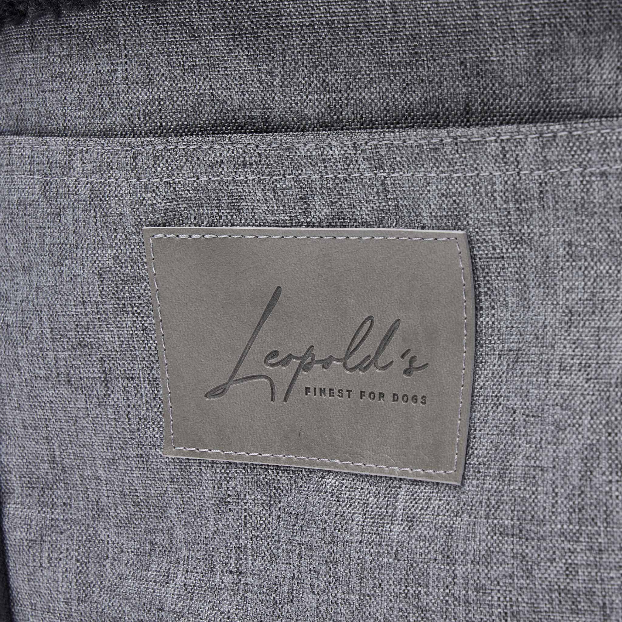 Hundetasche EasyLuxe für Dackel und kleine Hunde mit ausknöpfbarem Innenfutter aus Curly. Nahaufnahme Logo Leopold's Finest for Dogs. [beige]