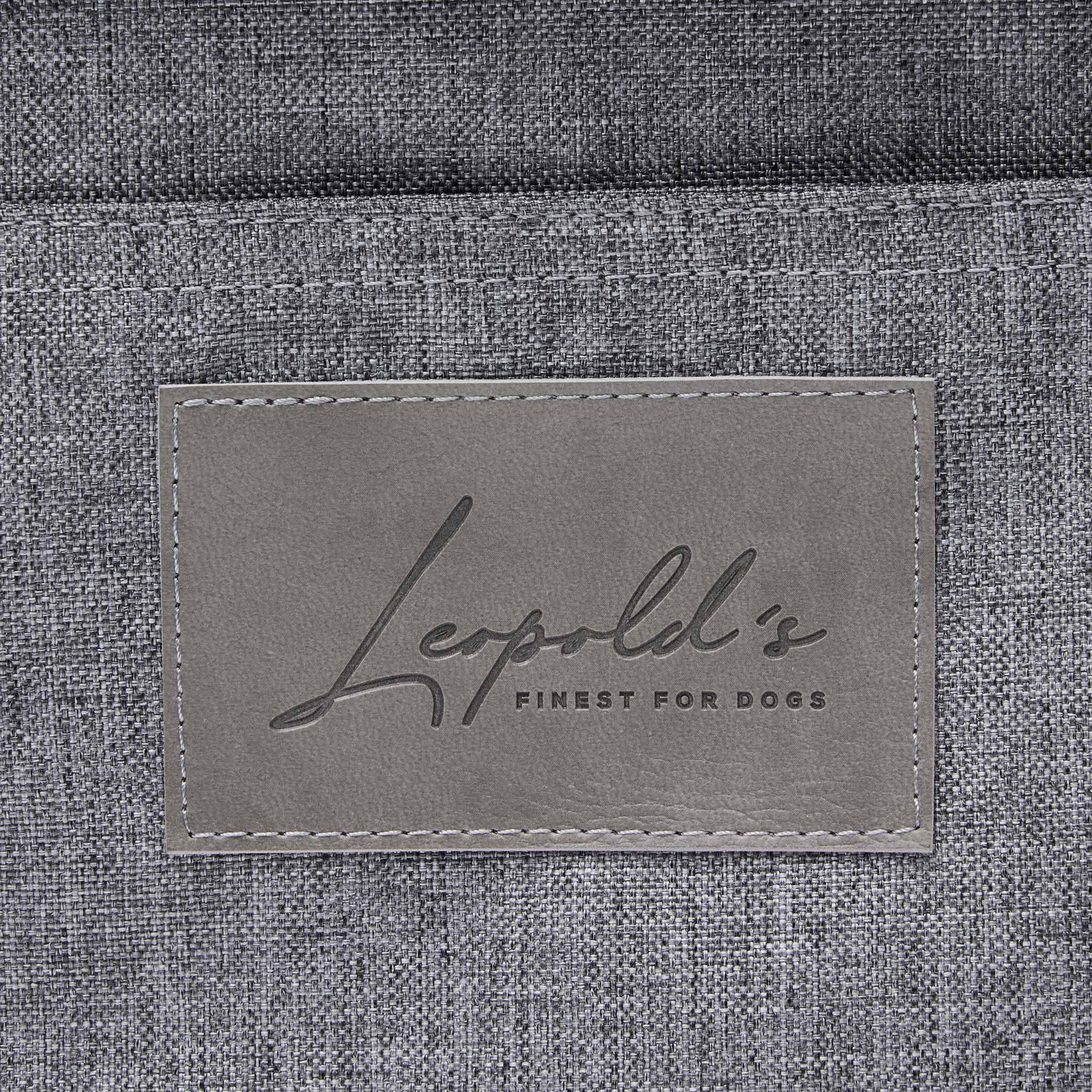 Hundetasche EasyLuxe für Dackel und kleine Hunde. Nahaufnahme Logo Leopold's Finest for dogs [schwarz]