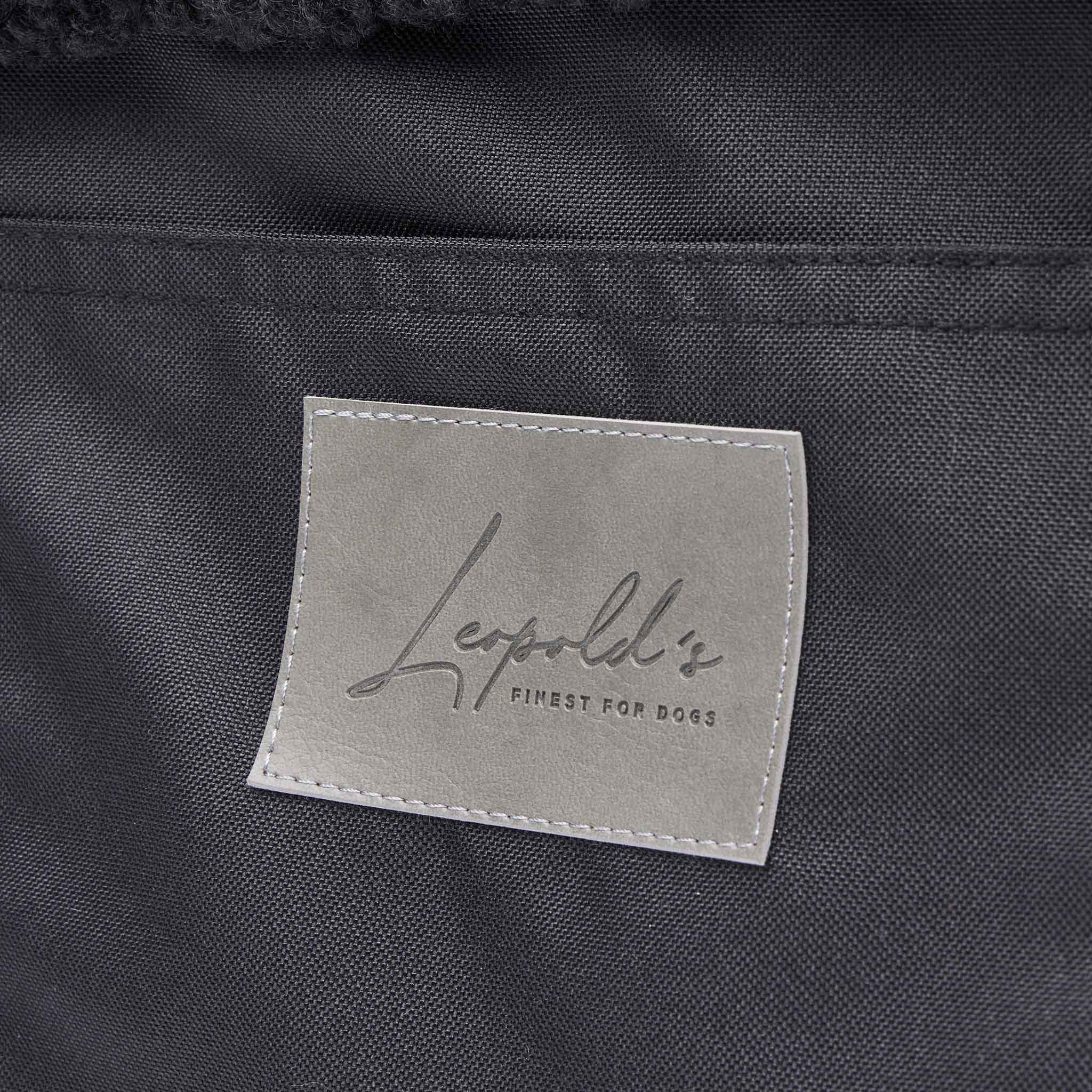 Hundetasche EasyLuxe für Dackel und kleine Hunde Nahaufnahme Logo Leopold's niest for dogs [schwarz]