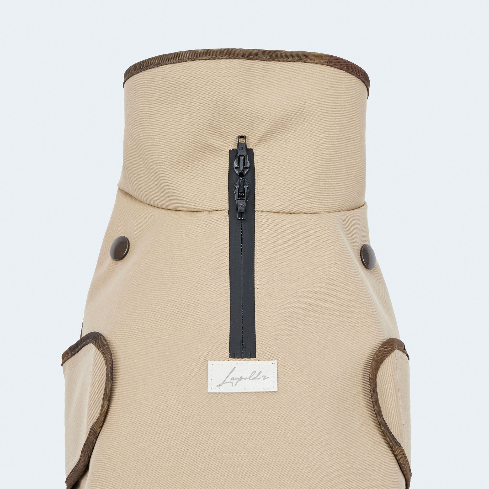 Leopold's Finest | Gefütterter
Hundewintermantel im Parka Stil in beige für Dackel und kleine Hunde. Sicht von unten