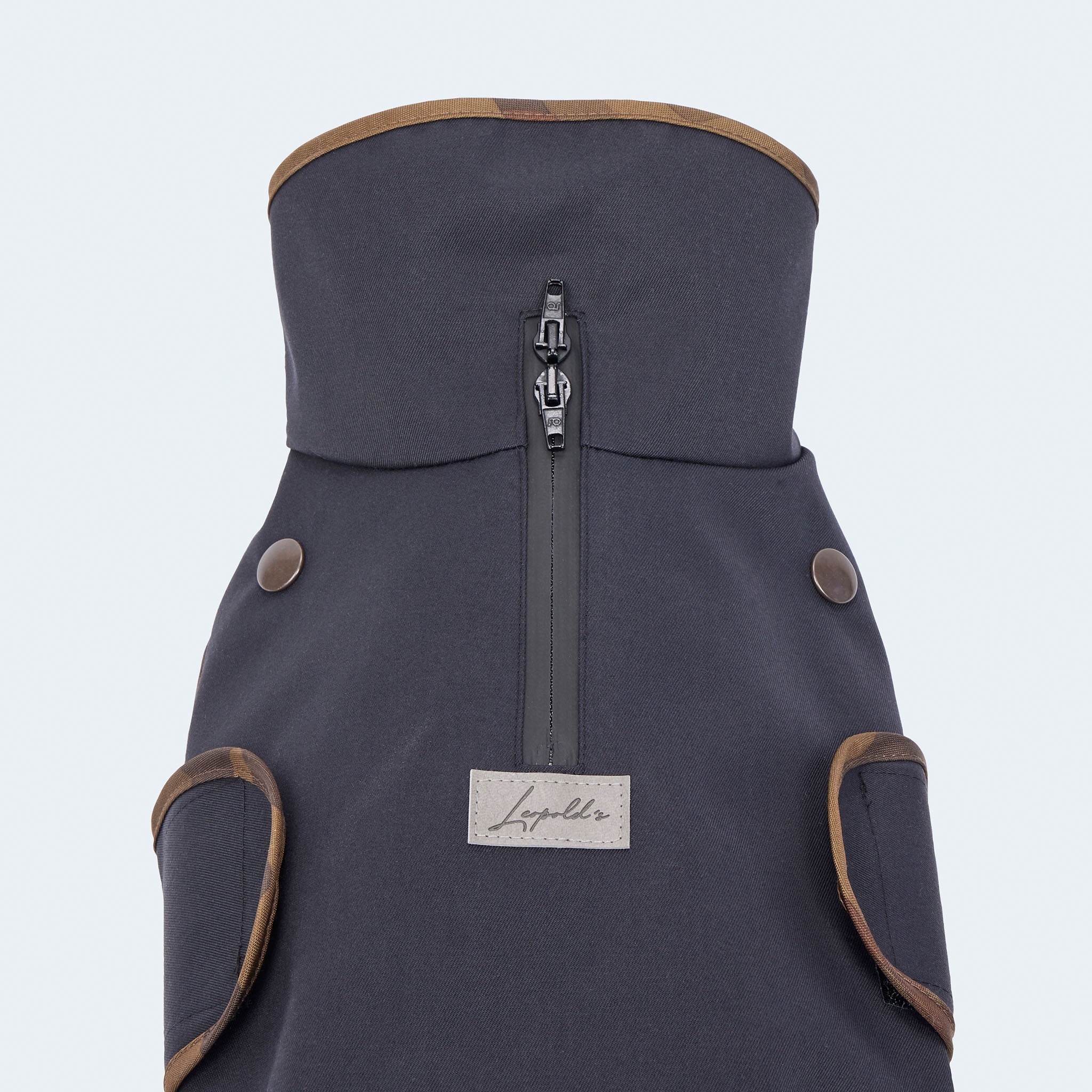 Leopold's Finest | Gefütterter
Hundewintermantel im Parka Stil in navy für Dackel und kleine Hunde. Detailansicht von oben