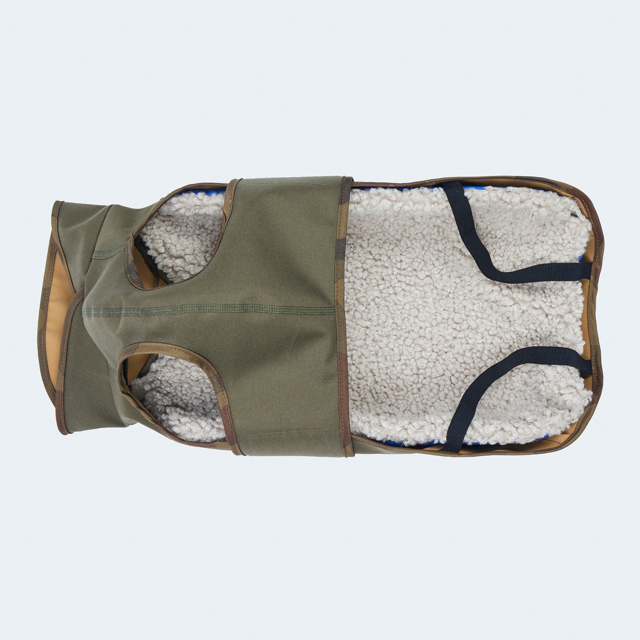 Leopold's Finest | Gefütterter
Hundewintermantel im Parka Stil in oliv für Dackel und kleine Hunde. Sicht von unten