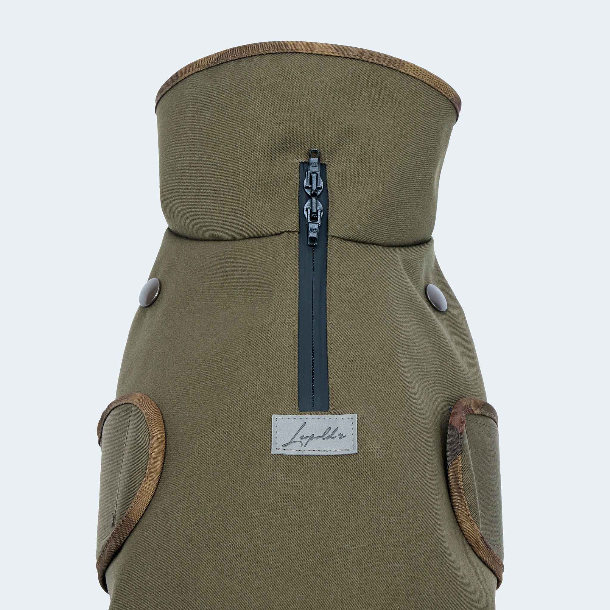 Leopold's Finest | Gefütterter
Hundewintermantel im Parka Stil in oliv für Dackel und kleine Hunde. Detailansicht von oben