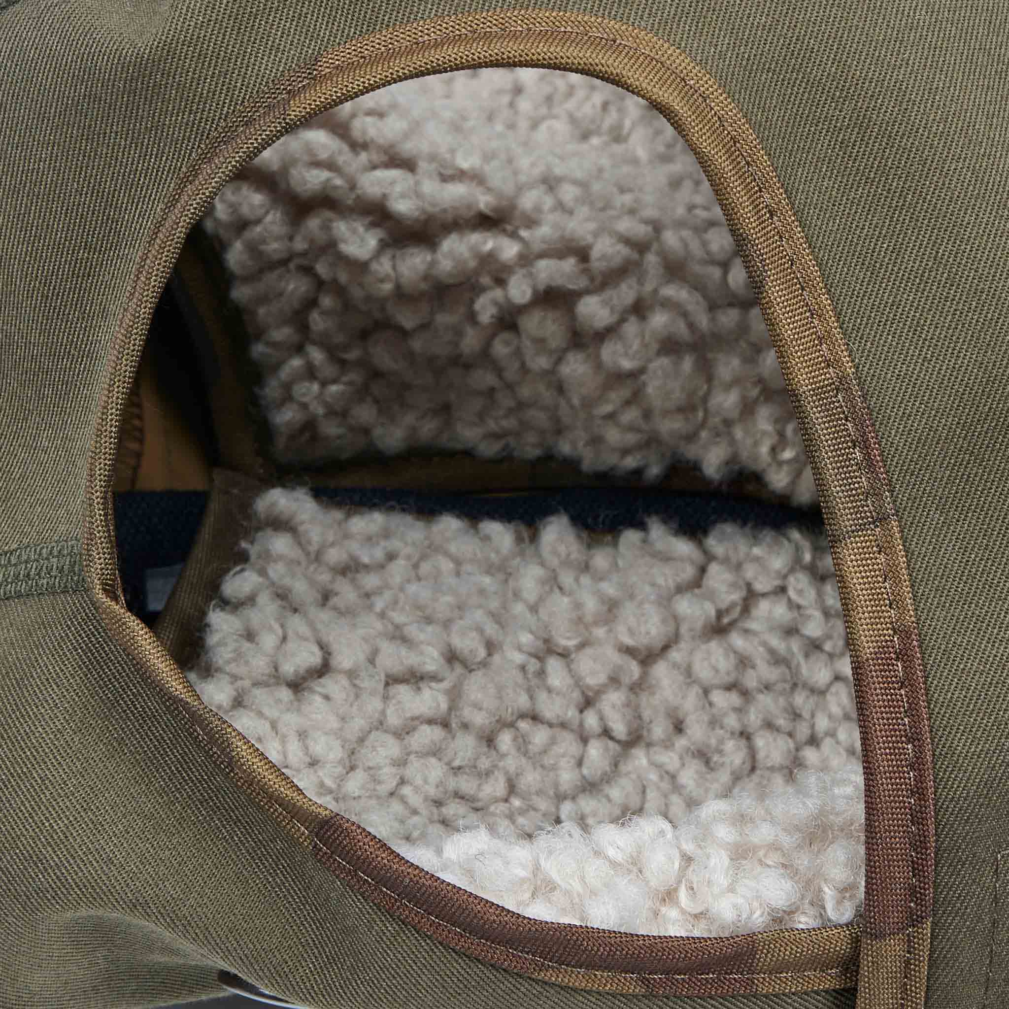 Leopold's Finest | Detailansicht Innenfutter
Hundewintermantel im Parka Stil in oliv für Dackel und kleine Hunde. 